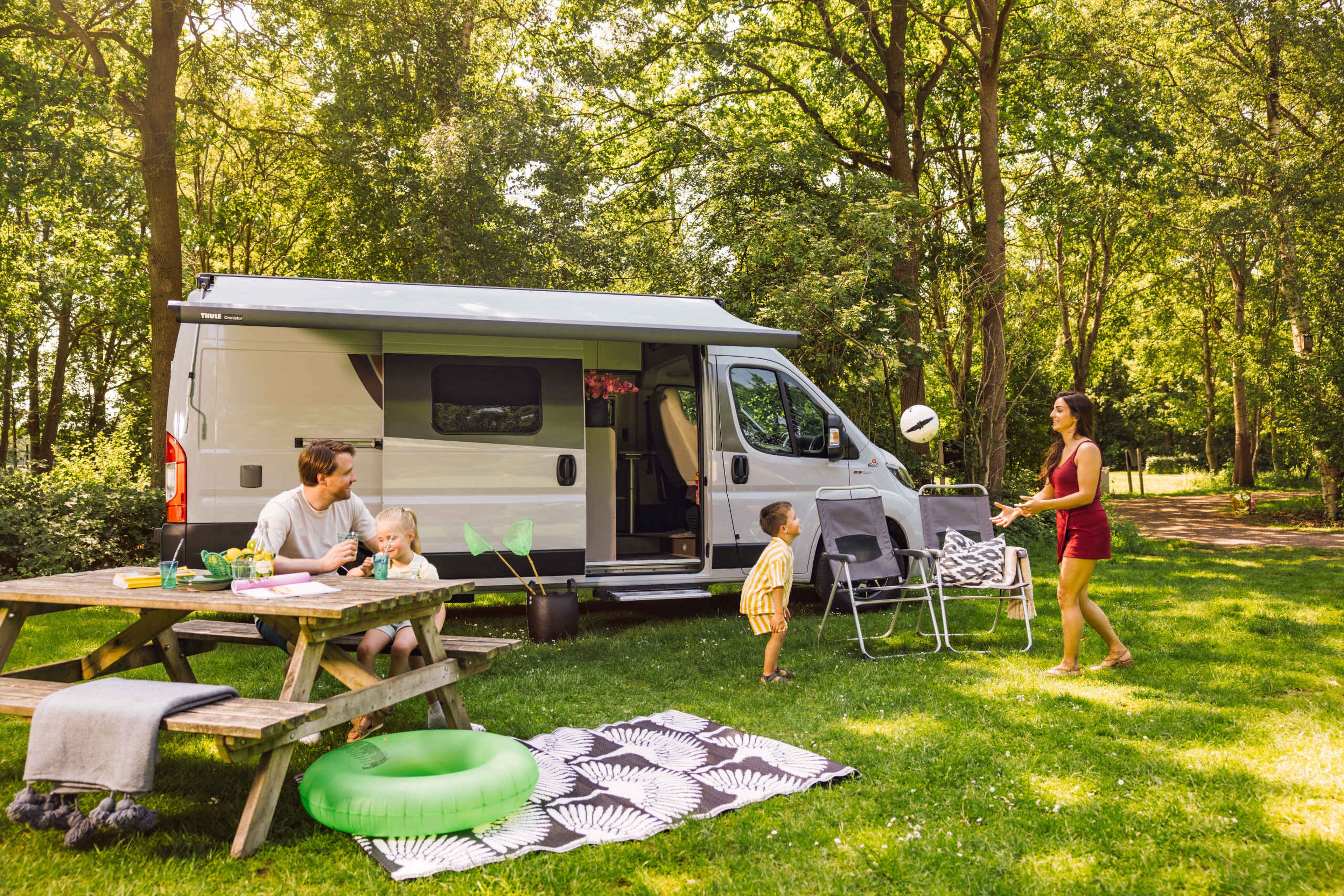 Zomer gezin aan het kamperen met de camper op Lake Resort bij Beekse Bergen