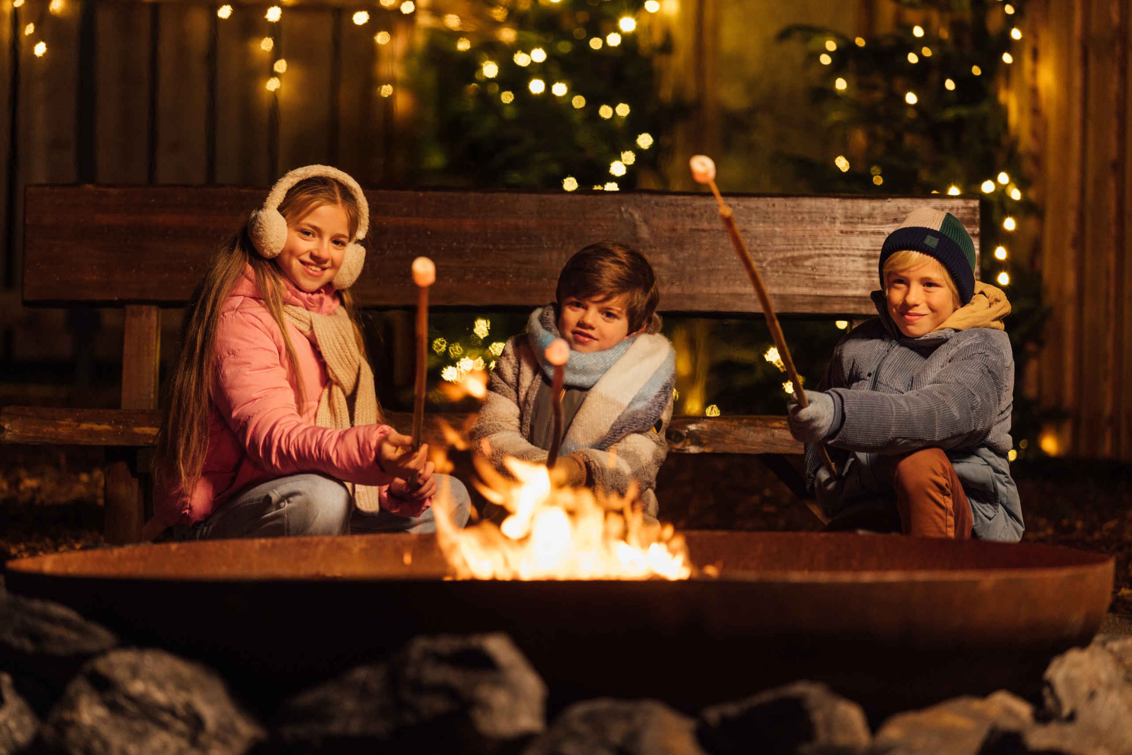Kinderen bij het kampvuur met marshmallows tijdens Light Safari Beekse Bergen