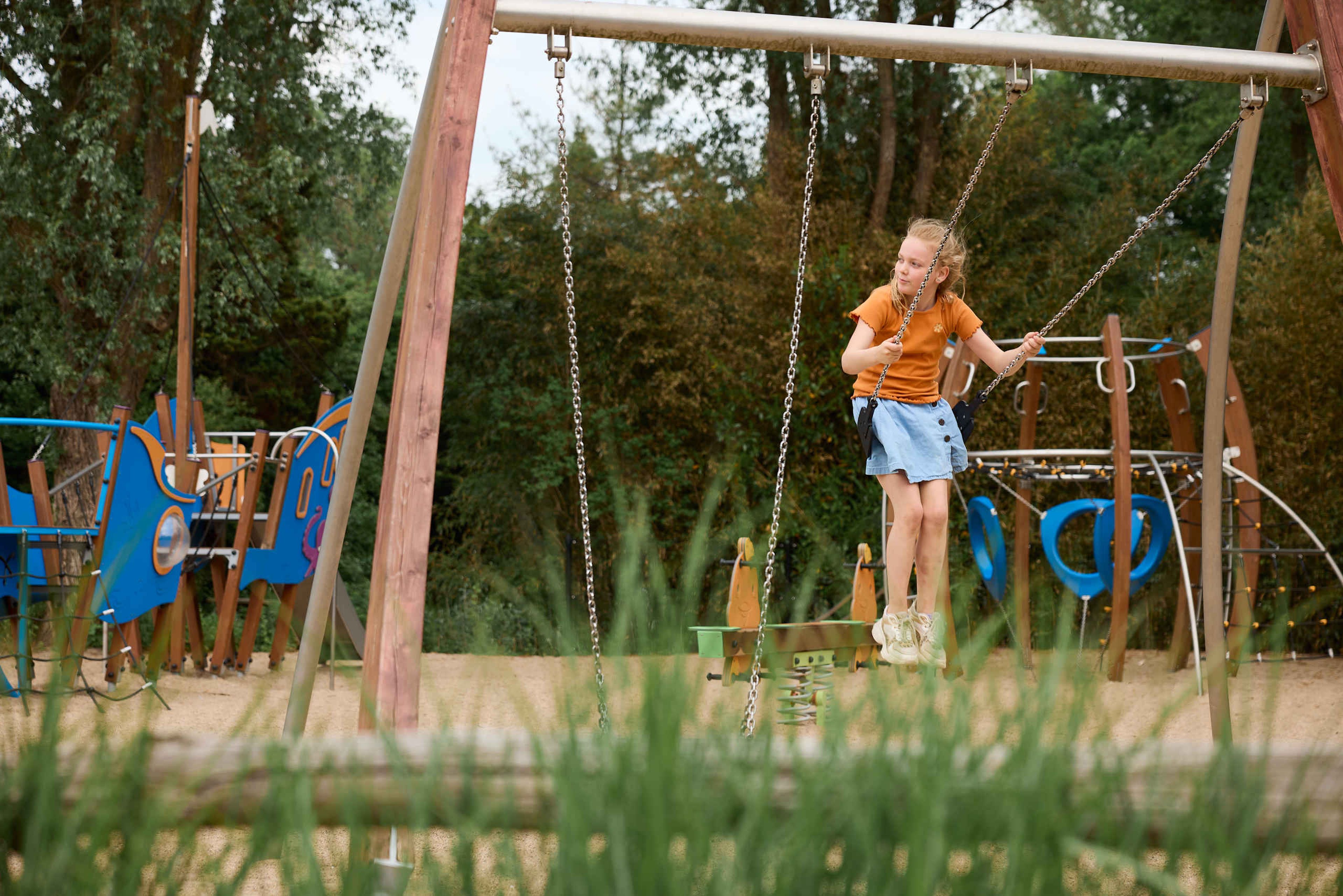 Meisje schommelt in speeltuin AquaZoo Leeuwarden
