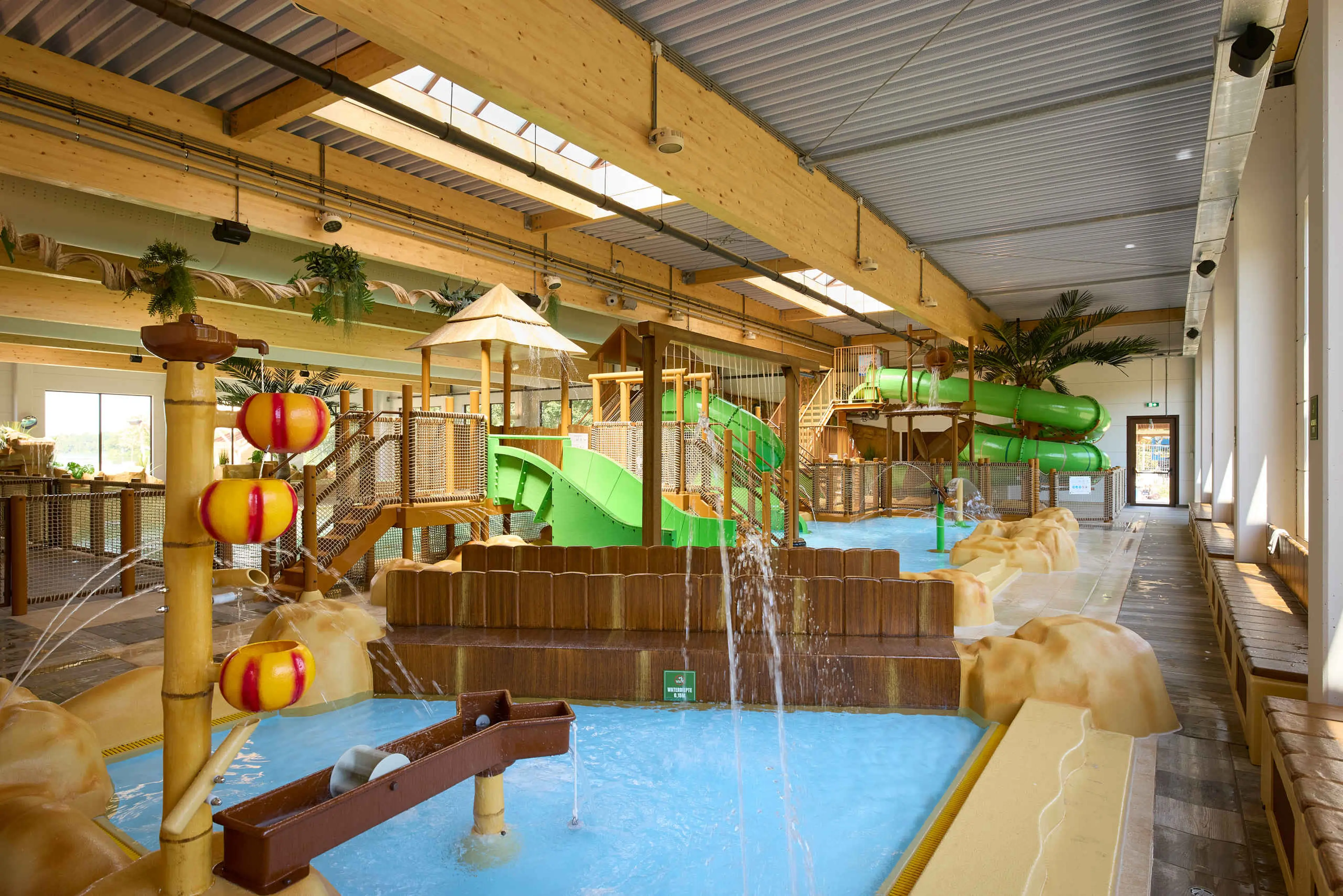 Subtropisch zwembad met waterspeeltuin bij Lake Resort Beekse Bergen