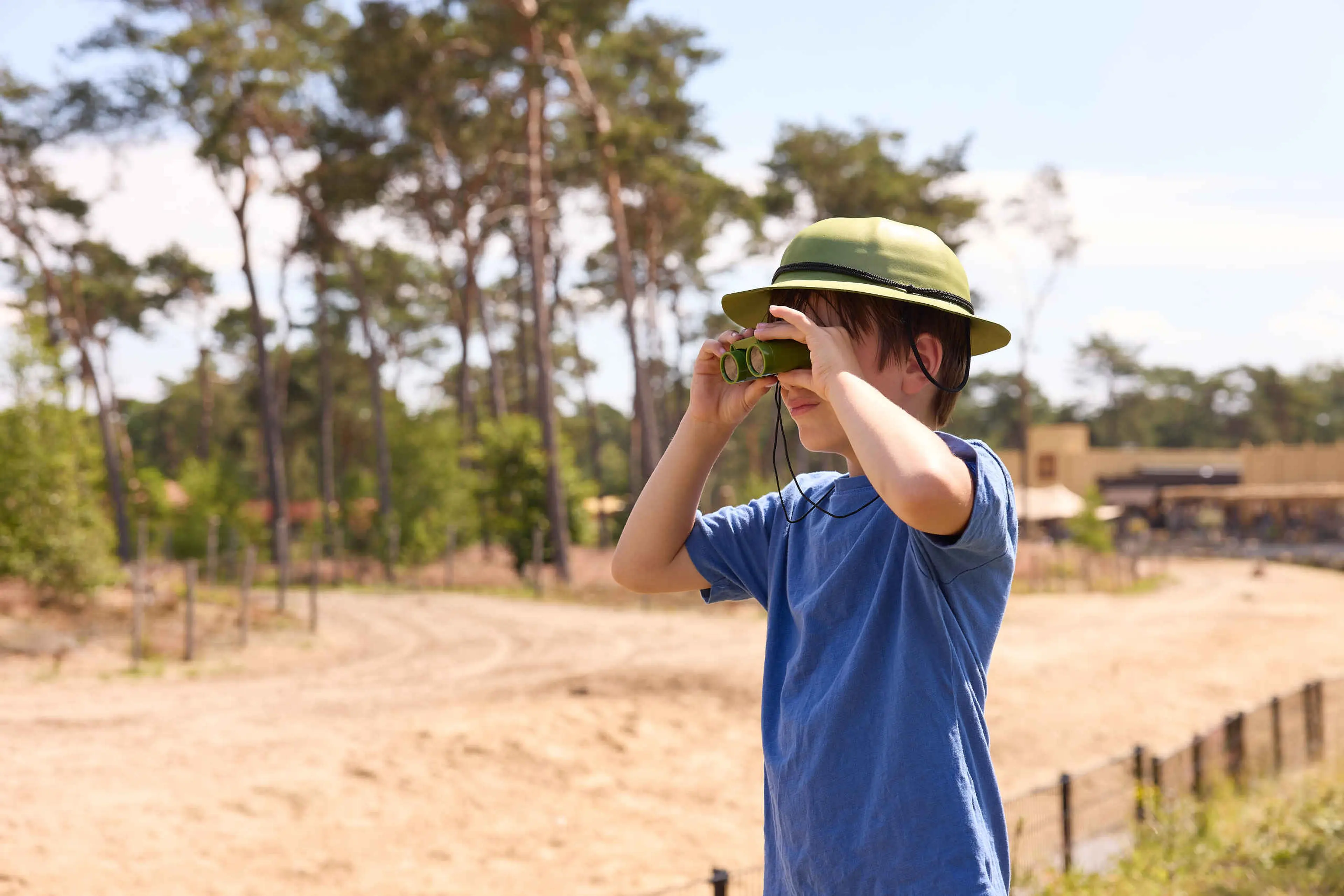 jongetje met verrekijker in Beekse Bergen