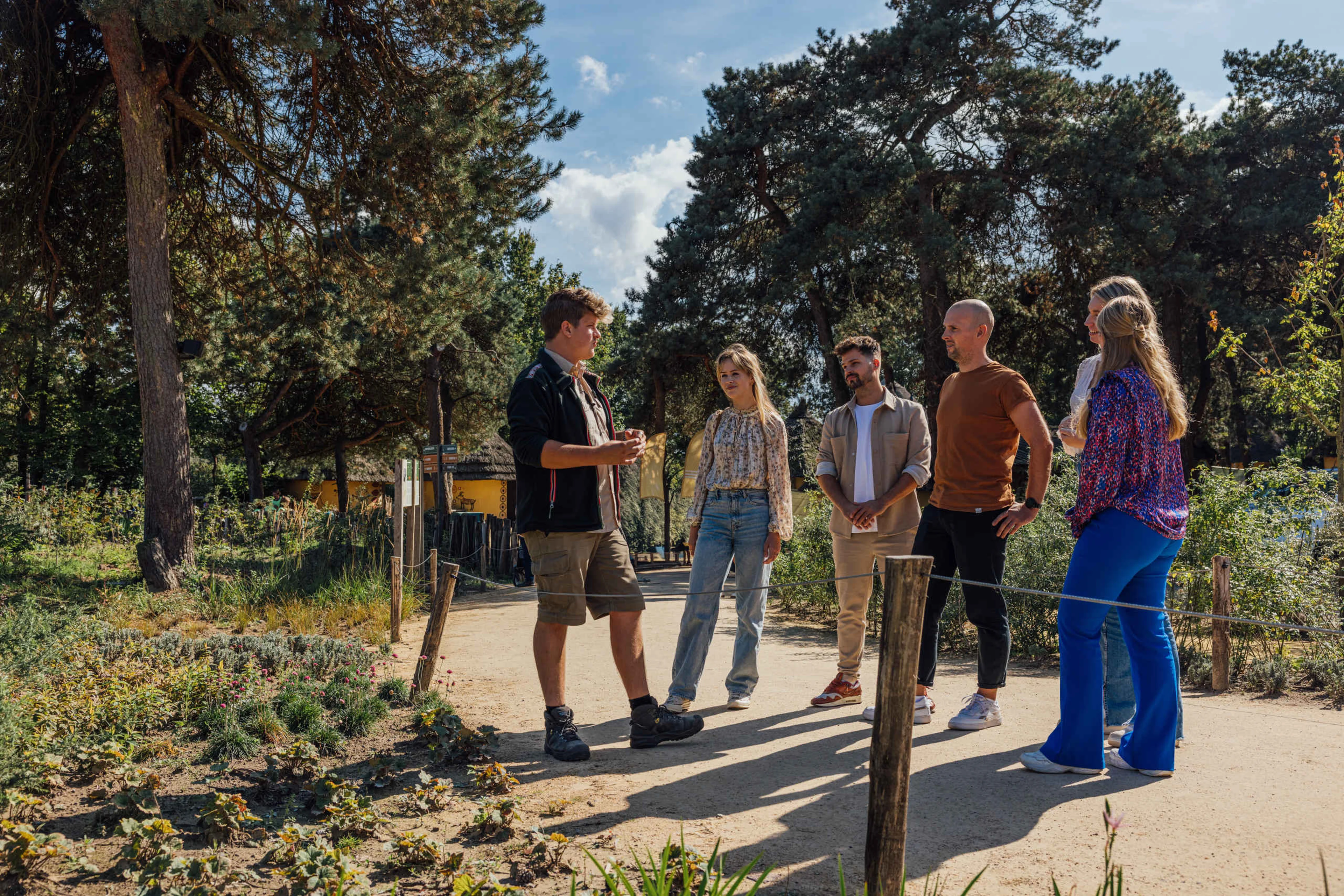Wandelsafari met een ranger in een groep bij Safaripark Beekse Bergen