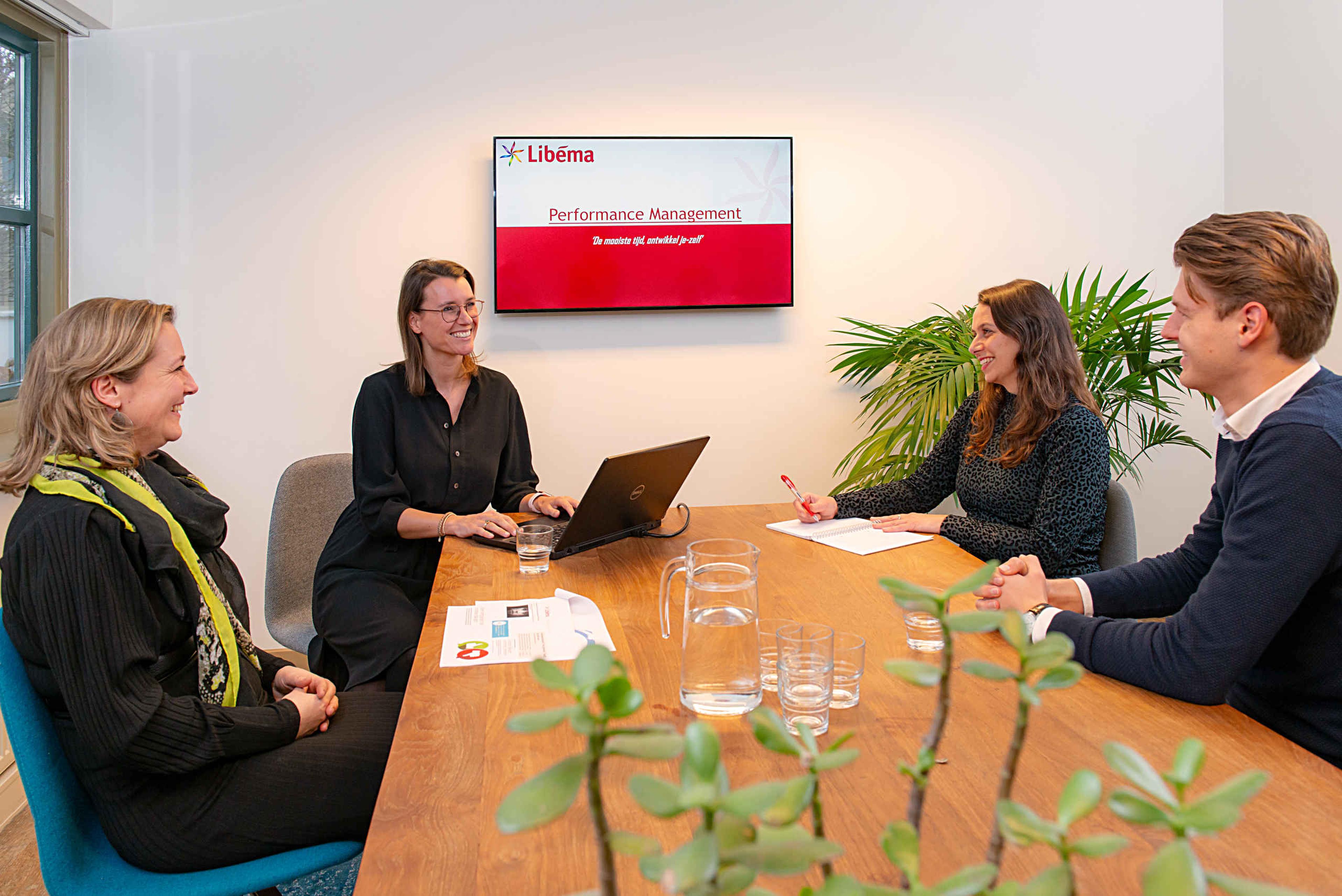 Medewerkers bespreken performance cyclus binnen Libéma