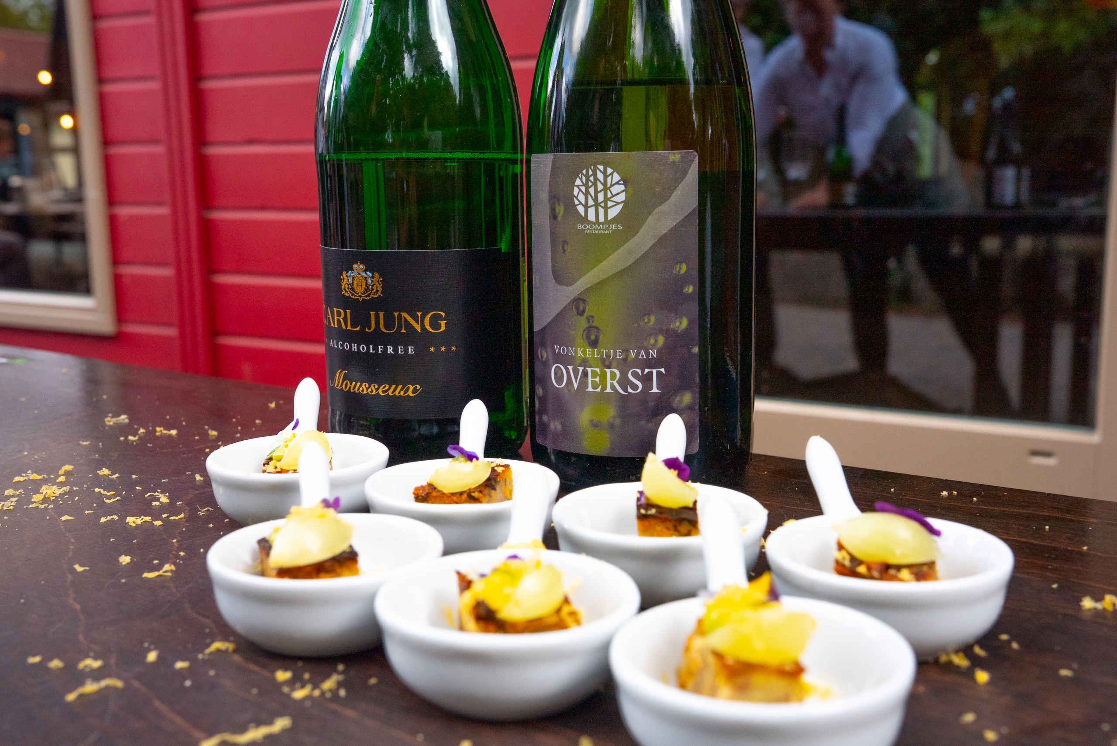 Een paas amuses met wijnflessen tijdens Dinner at the Zoo in ZooParc Overloon