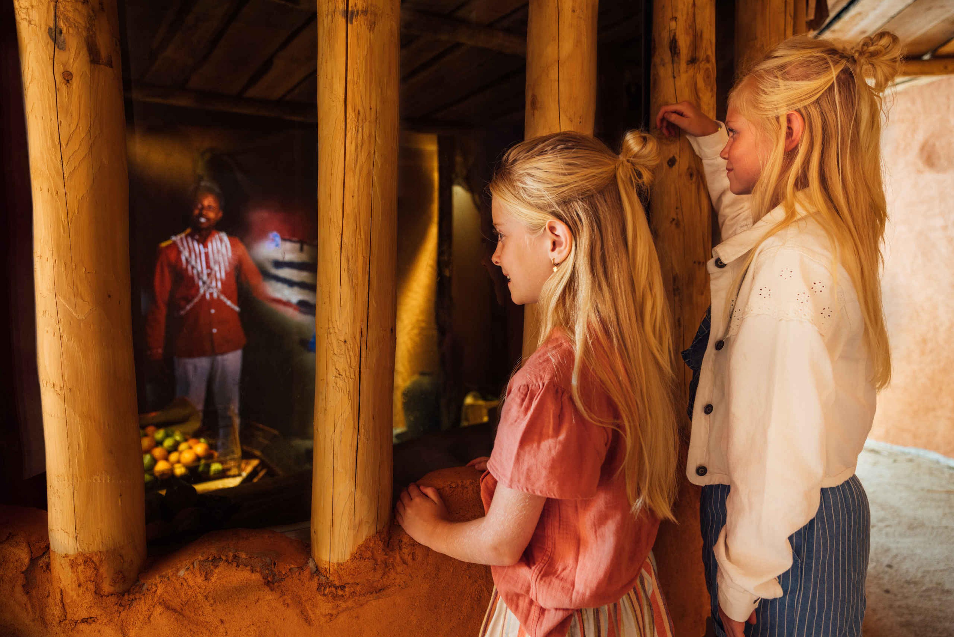 Een educatiepunt, de hut van de dorpsoudste, bij Safaripark Beekse Bergen.