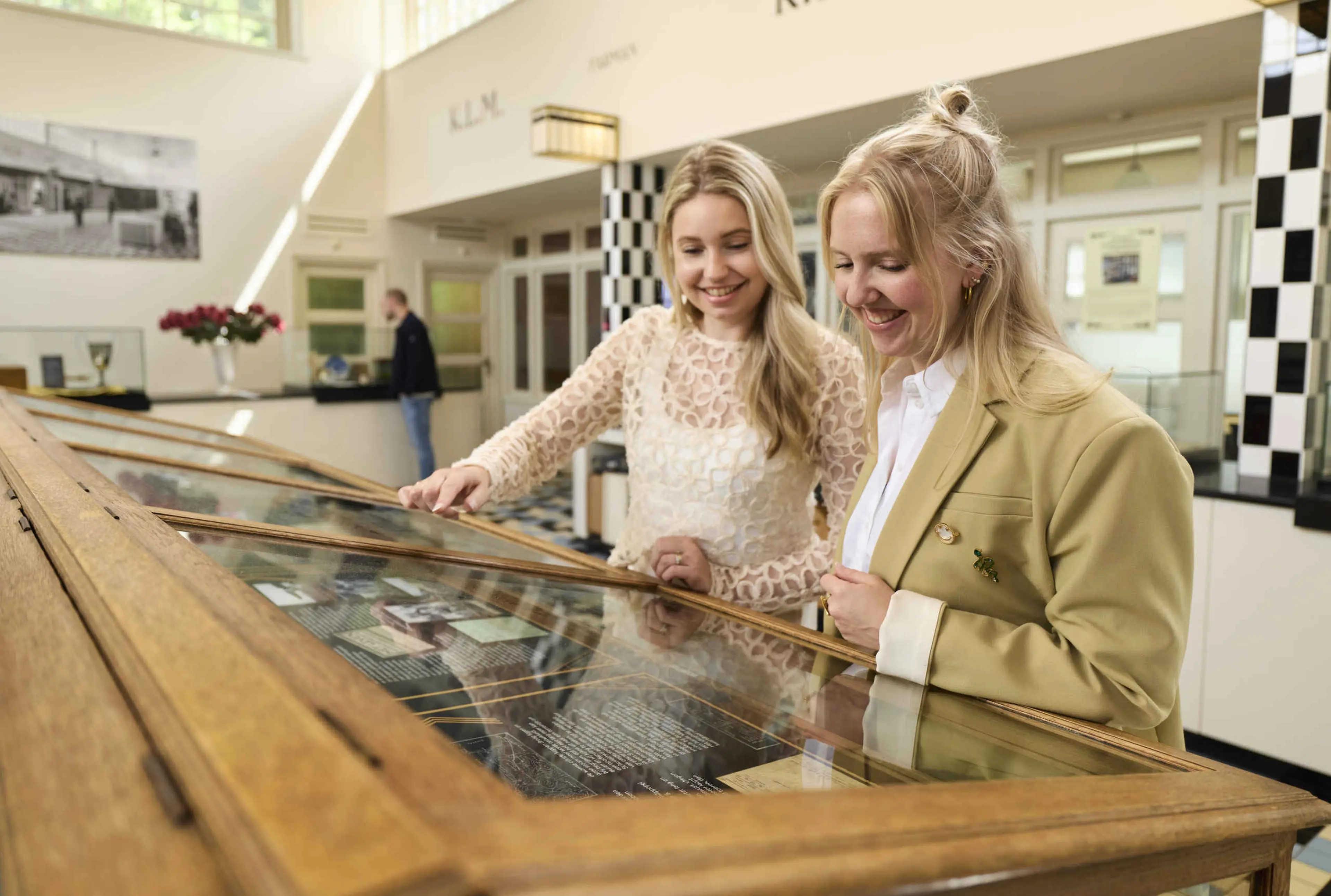 Twee dames in het schiphol 1928 gebouw van Aviodrome