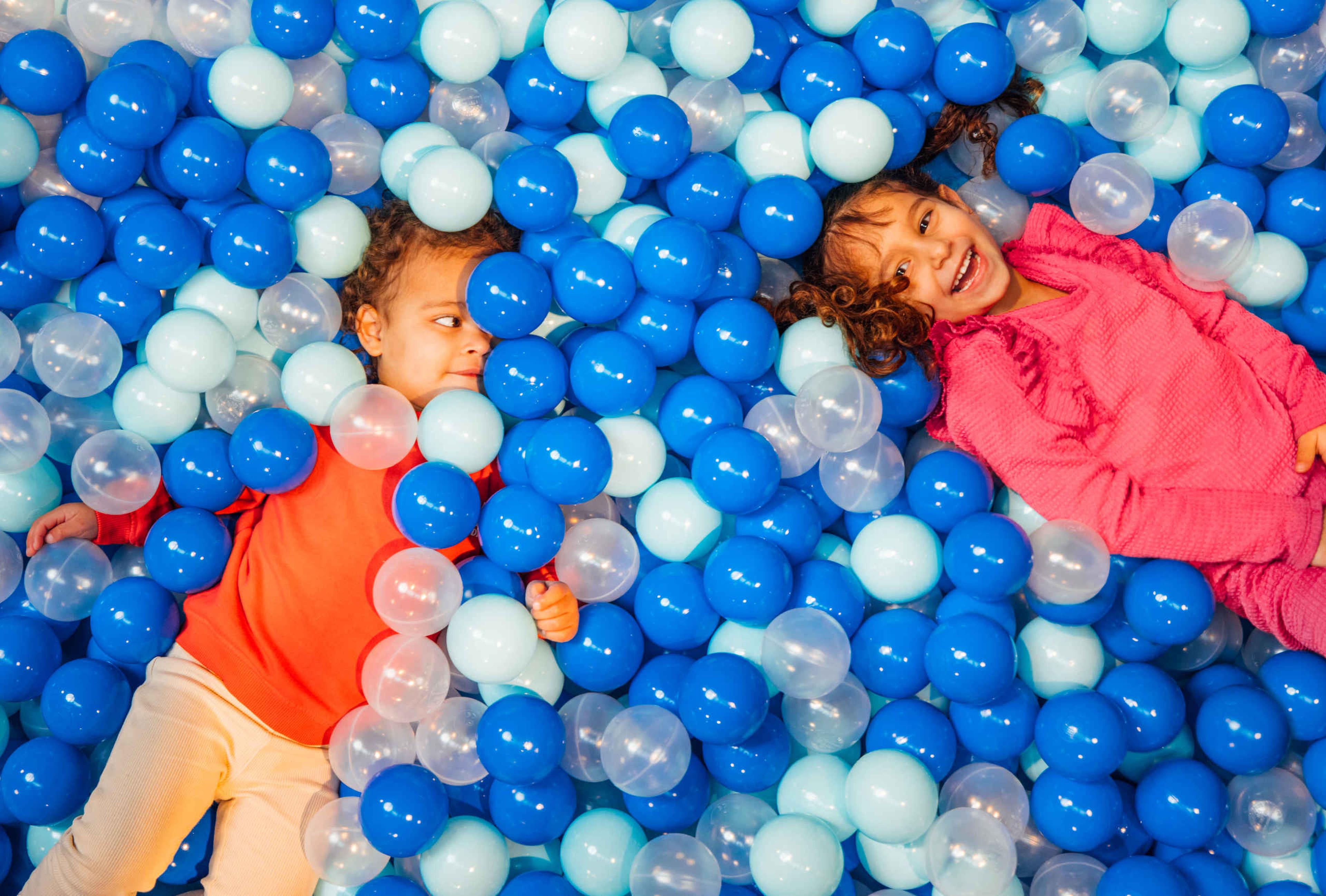 Kinderen in de ballenbak bij Speelland Indoor Beekse Bergen