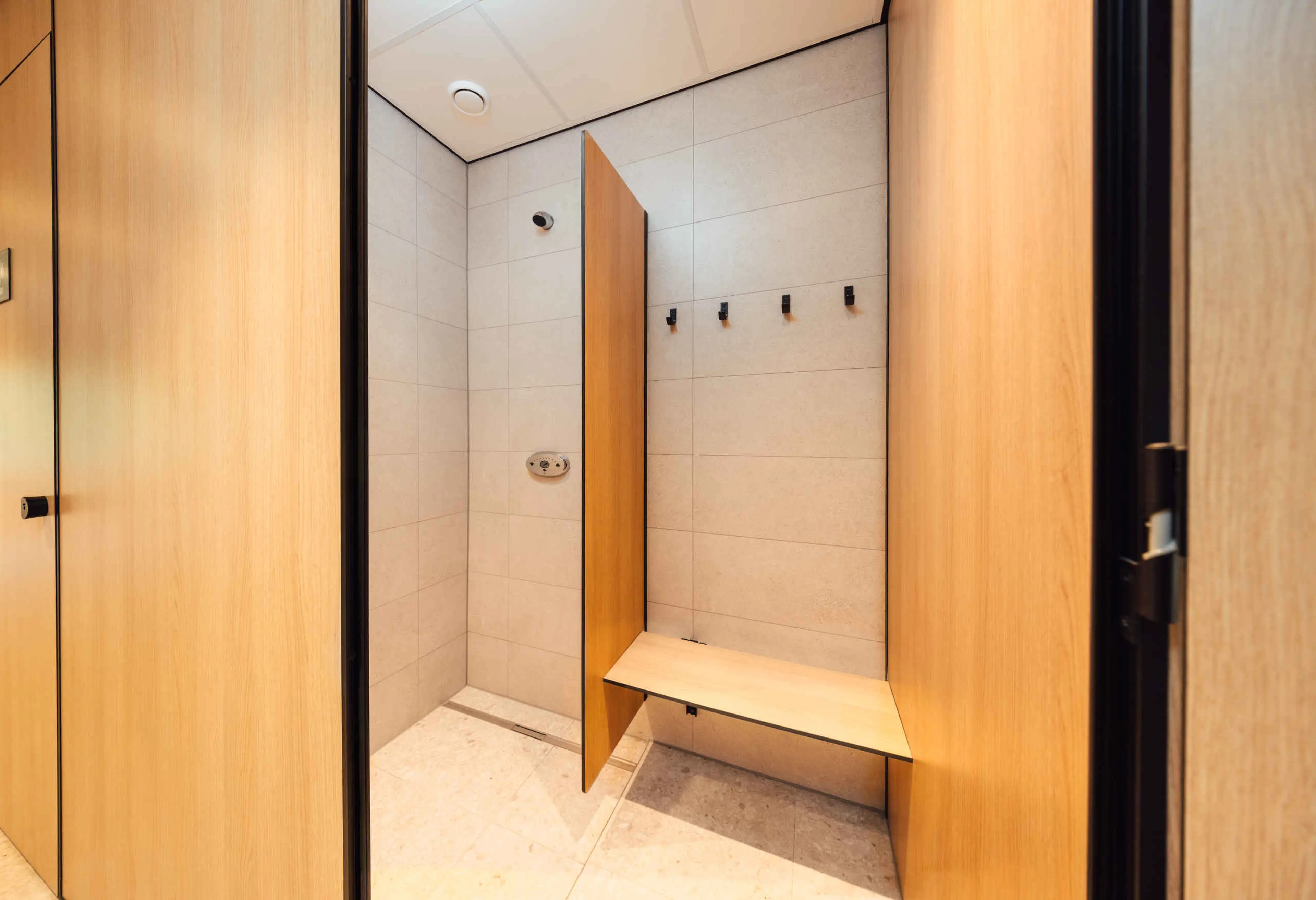 Douche in sanitairgebouw op de camping van Lake Resort Beekse Bergen