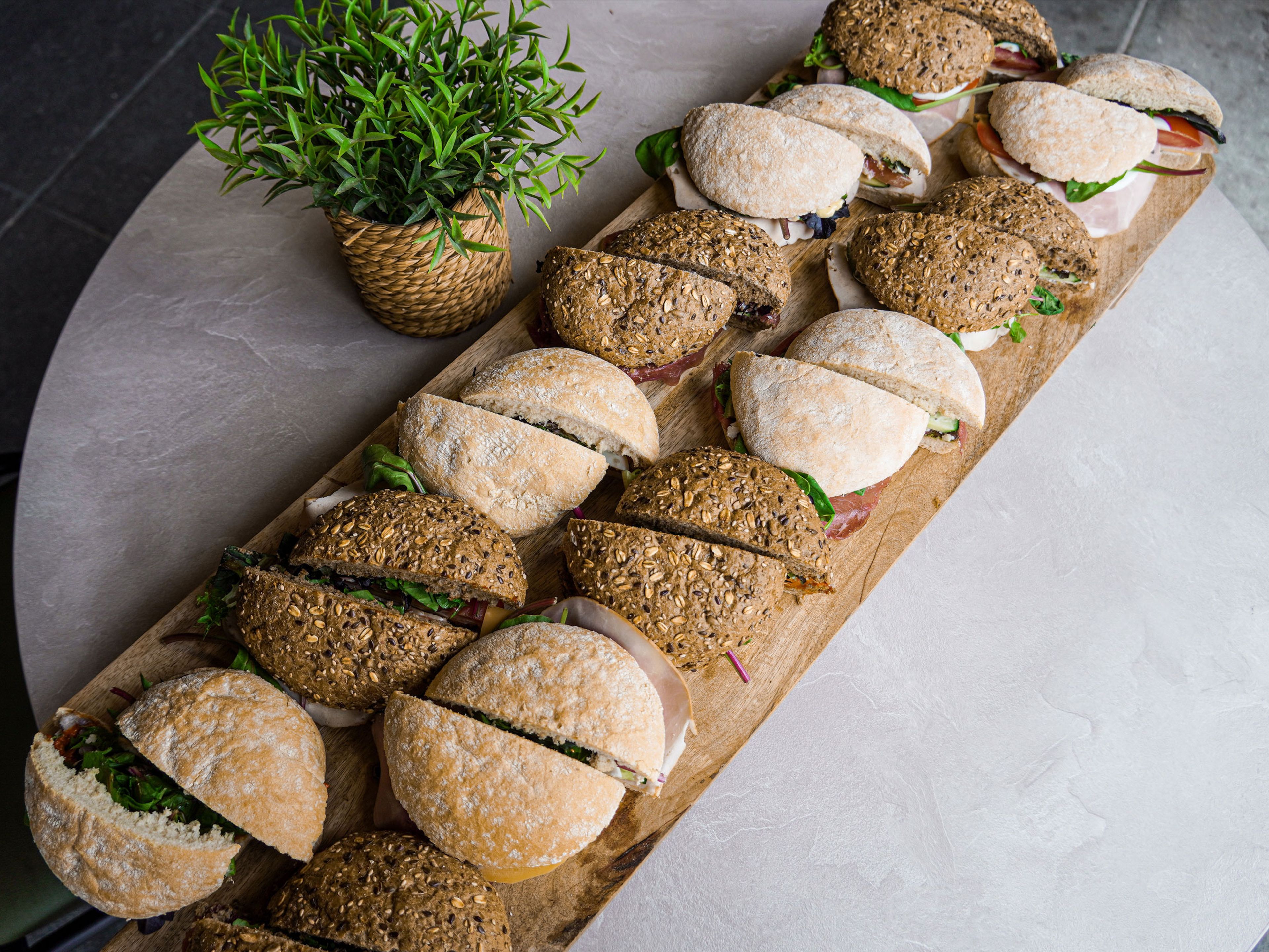 Broodjes op een plank