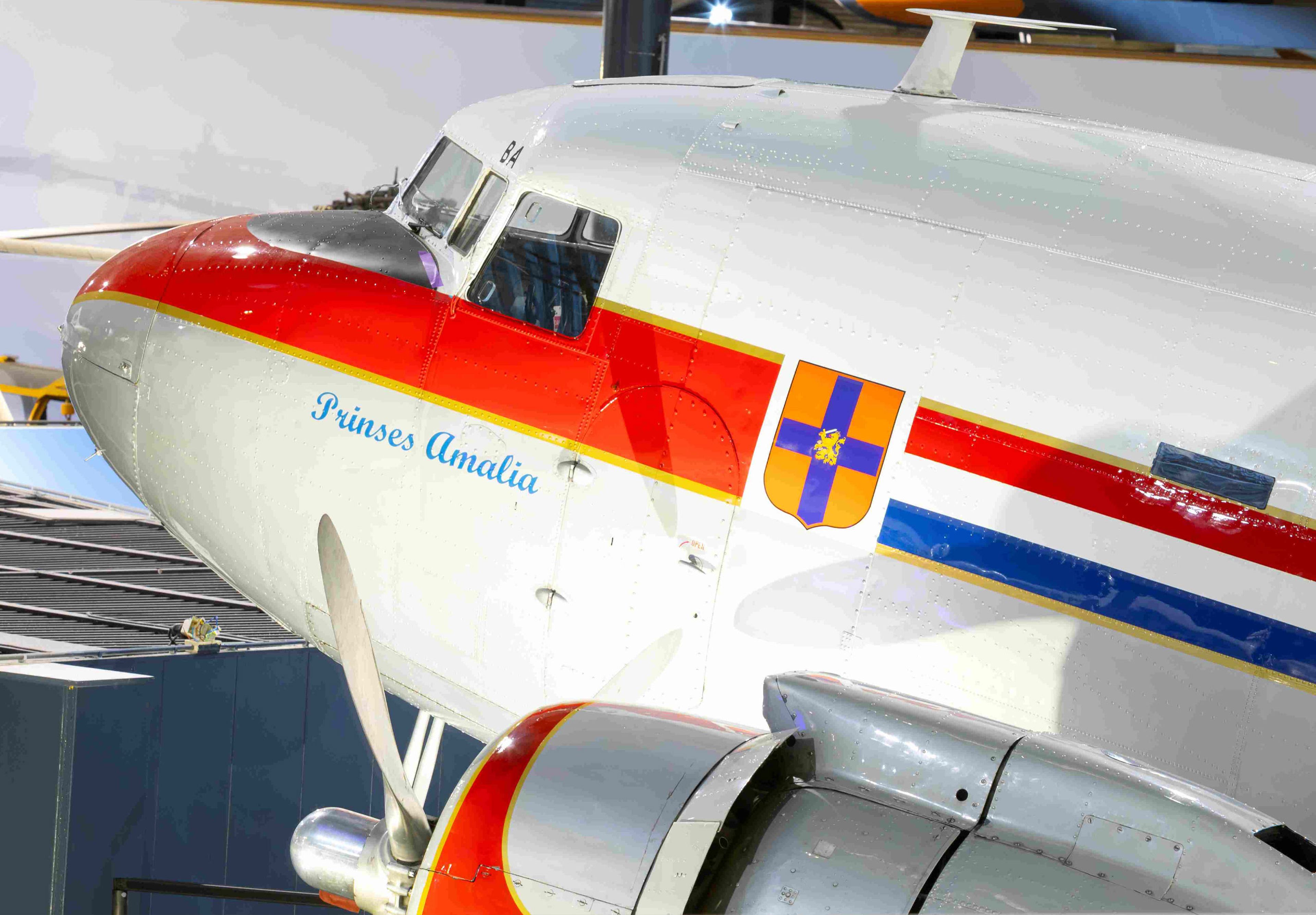 De voorkant van de Douglas DC-3 Prinses Amalia in Luchtvaartmuseum Aviodrome