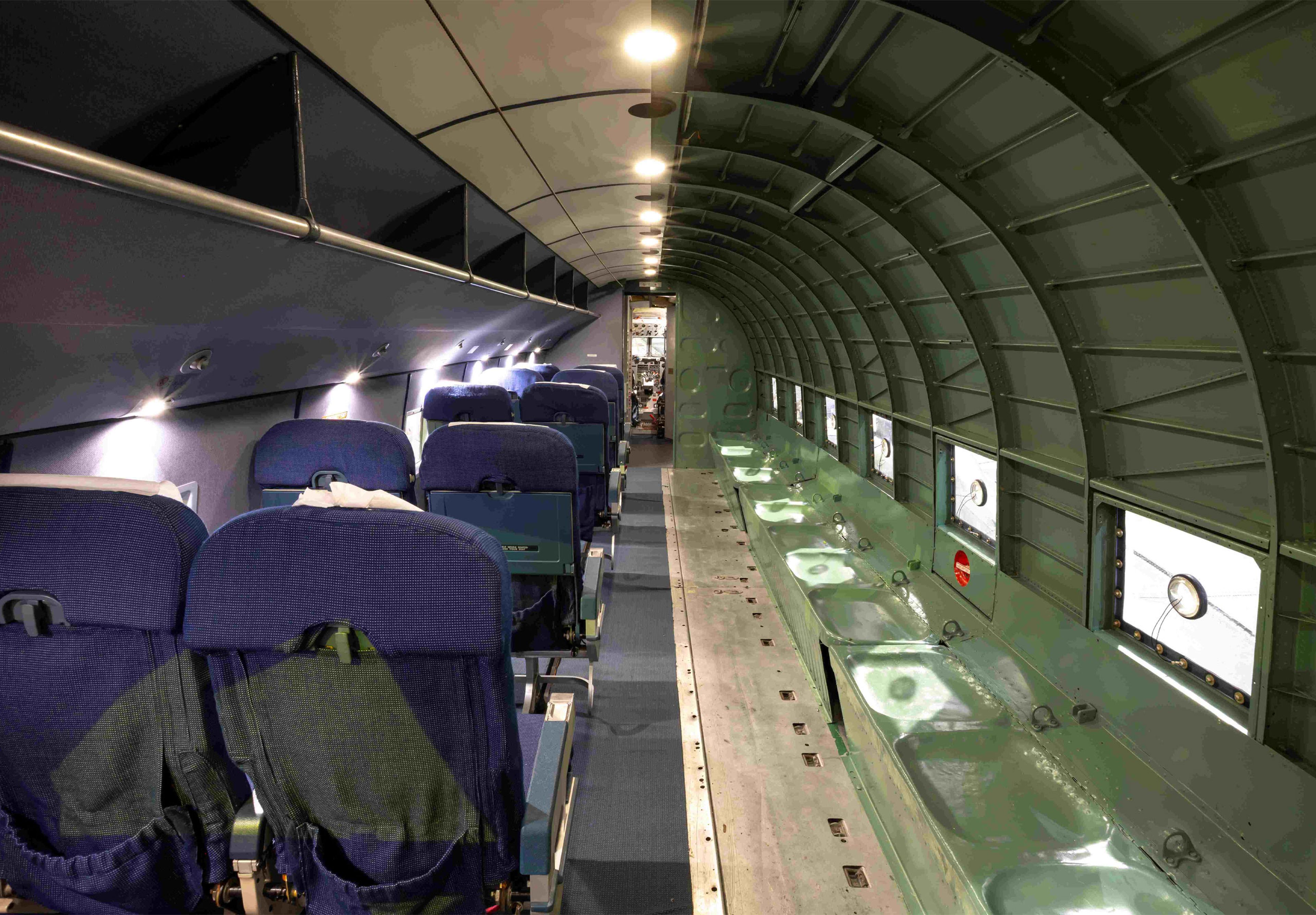 Het interieur van de Douglas DC-3 in Luchtvaartmuseum Aviodrome