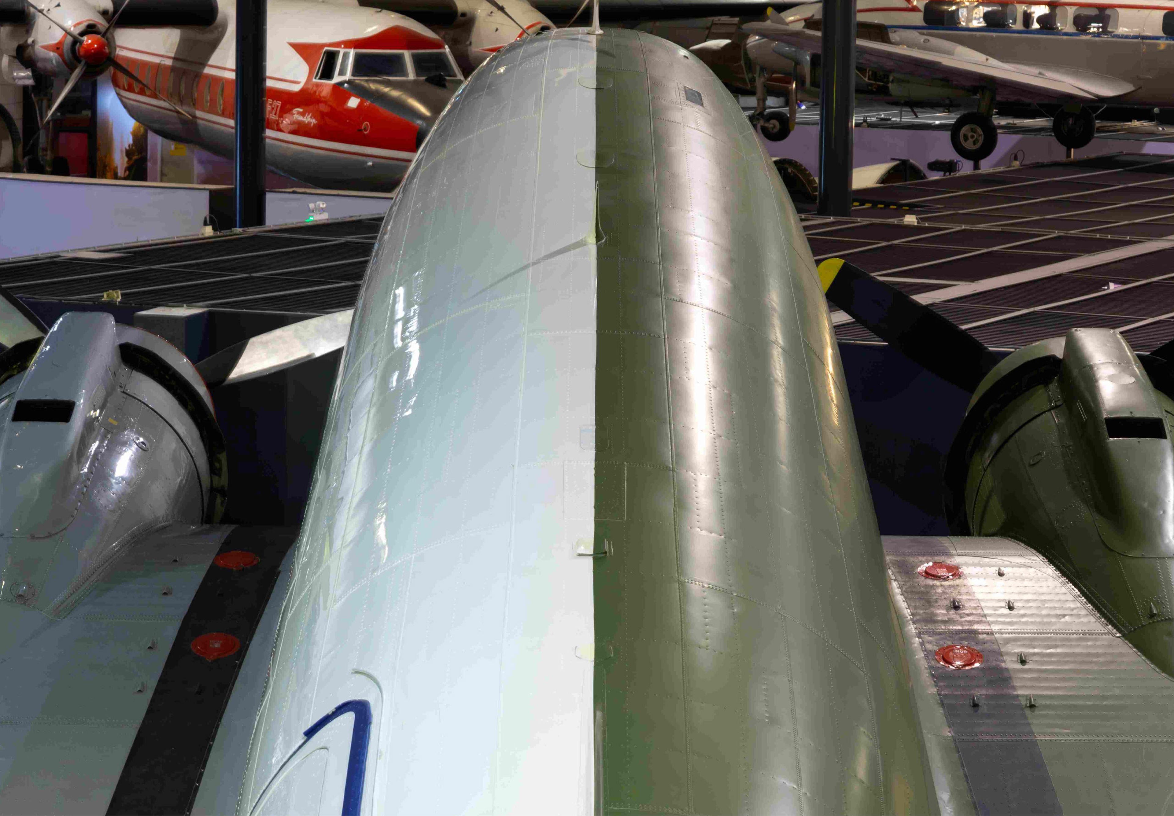 De bovenkant van de Douglas DC-3 in Luchtvaartmuseum Aviodrome