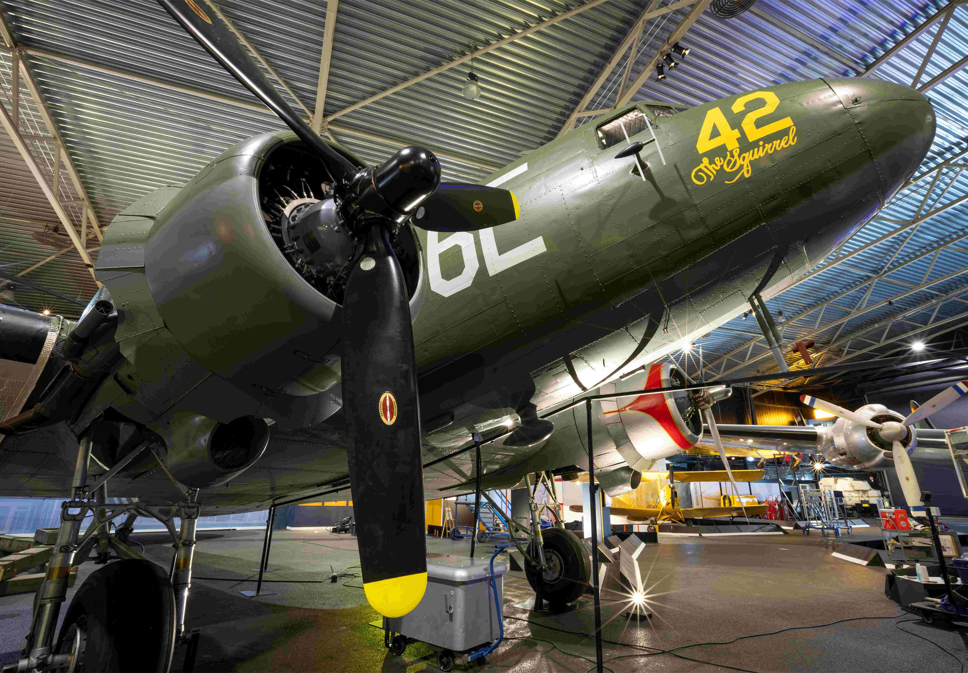 De Douglas C-47A Skytrain in de binnenexpositie van Luchtvaartmuseum Aviodrome