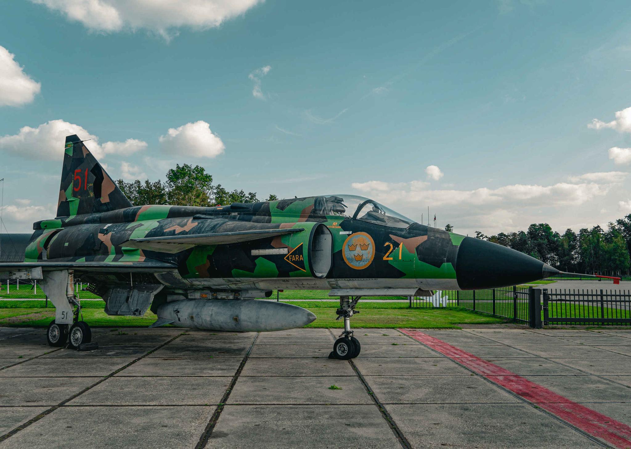 Een Saab 37 Viggen straaljager buiten bij de expositie in Luchtvaartmuseum Aviodrome