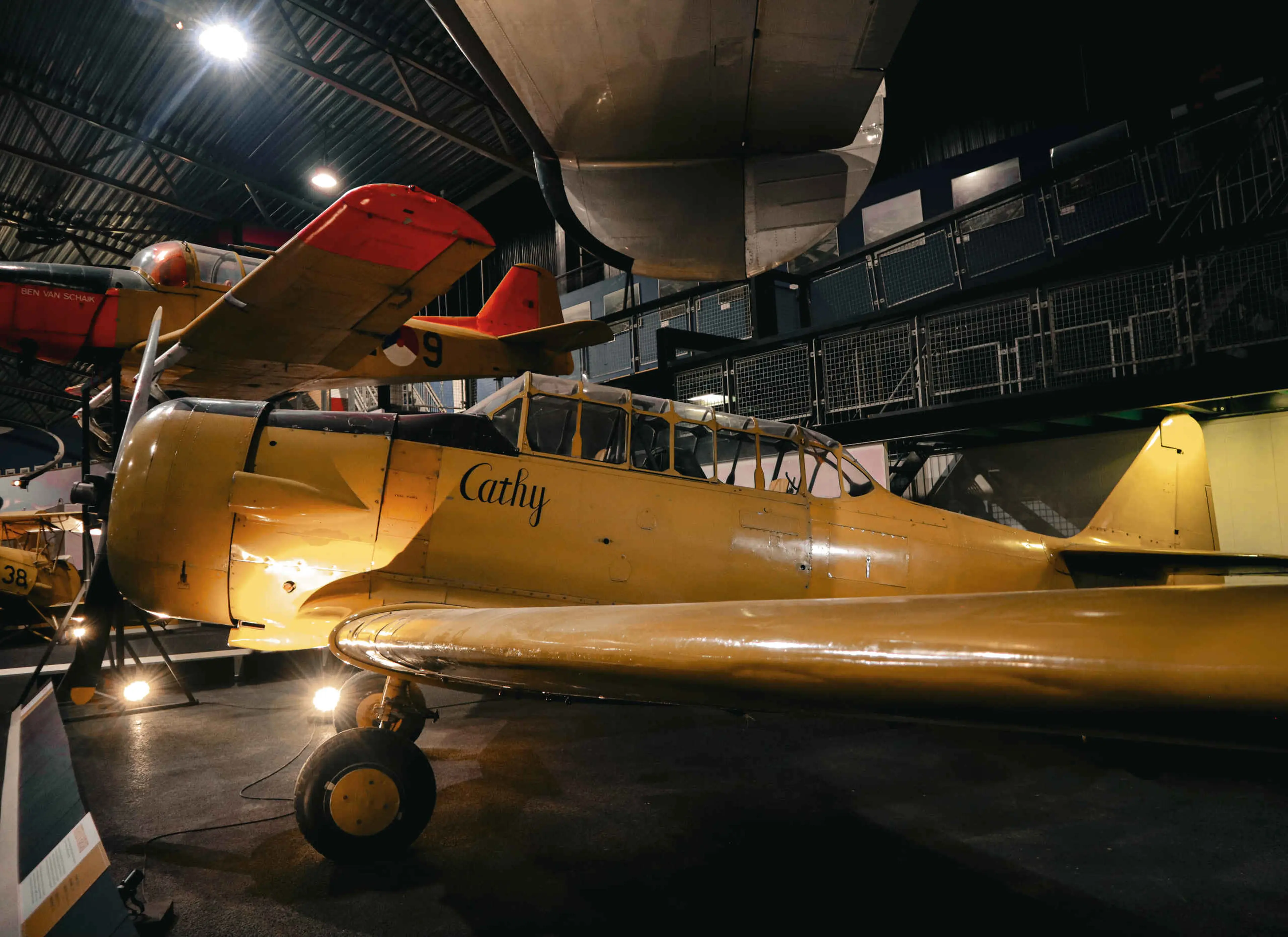 De Noorduyn Havard II-B in de binnenexpositie van Luchtvaartmuseum Aviodrome