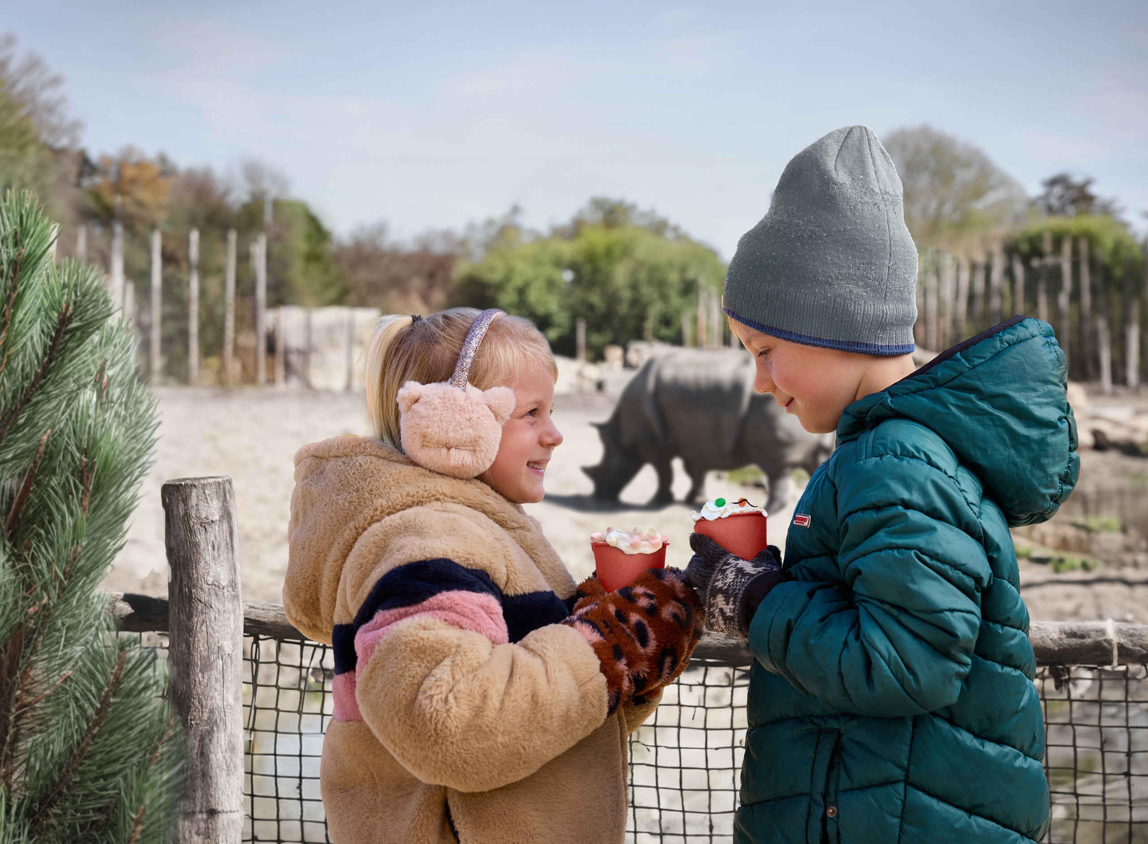 Kinderen in de winter bij de neushoorns drinken chocolademelk met slagroom Eindhoven Zoo