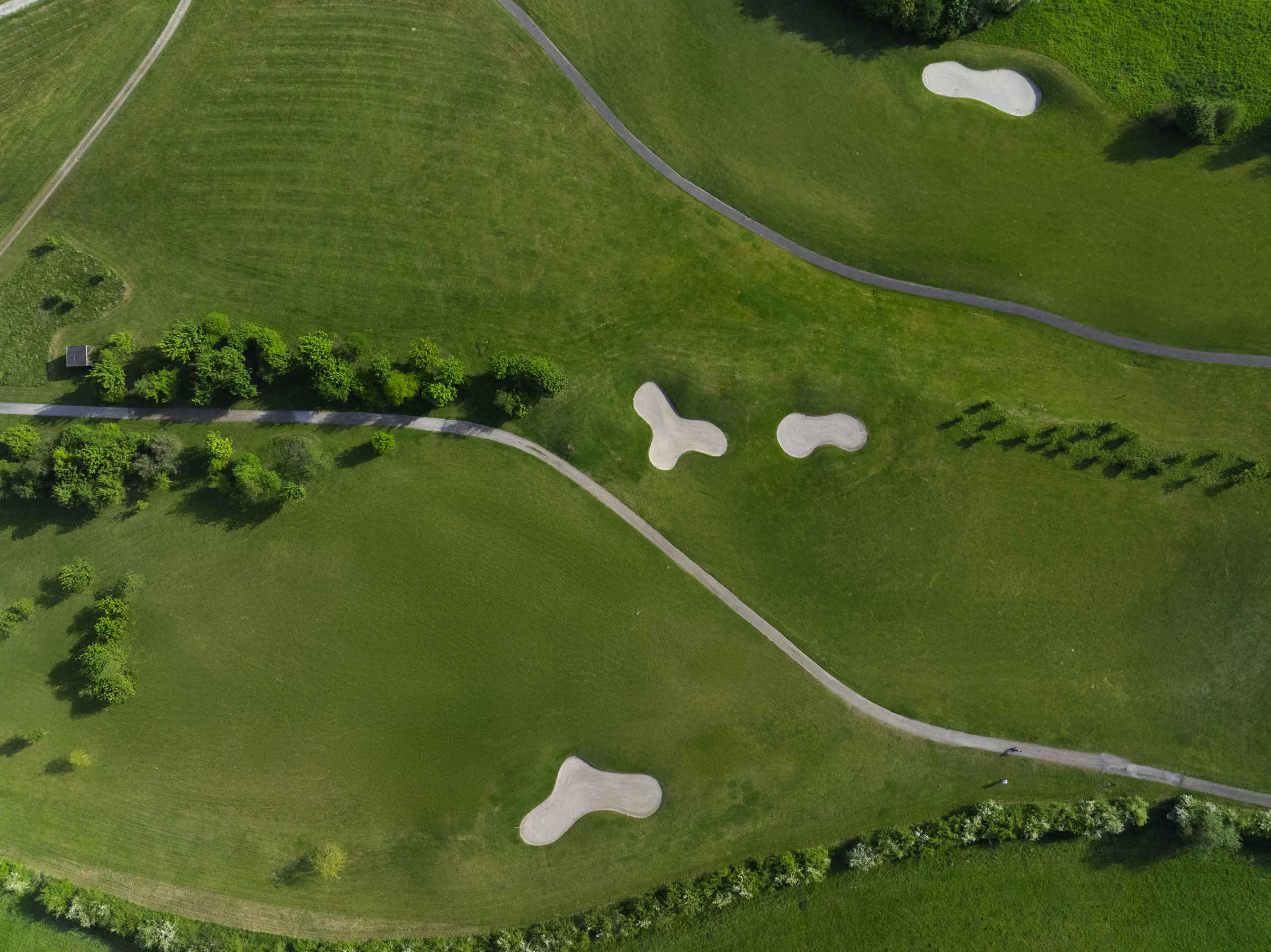 Een bovenaanzicht van de Sprookjesbaan hole 2 en 3 bij Golf De Gulbergen