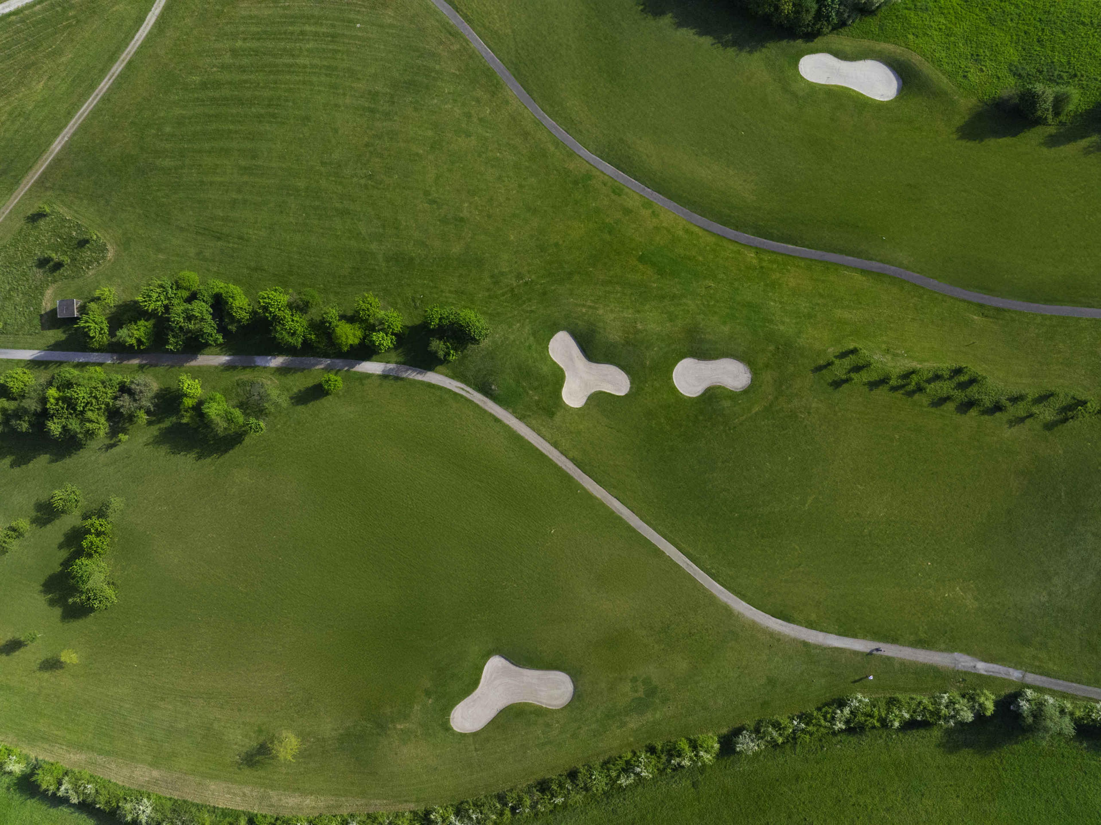 Een bovenaanzicht van de Sprookjesbaan hole 2 en 3 bij Golf De Gulbergen