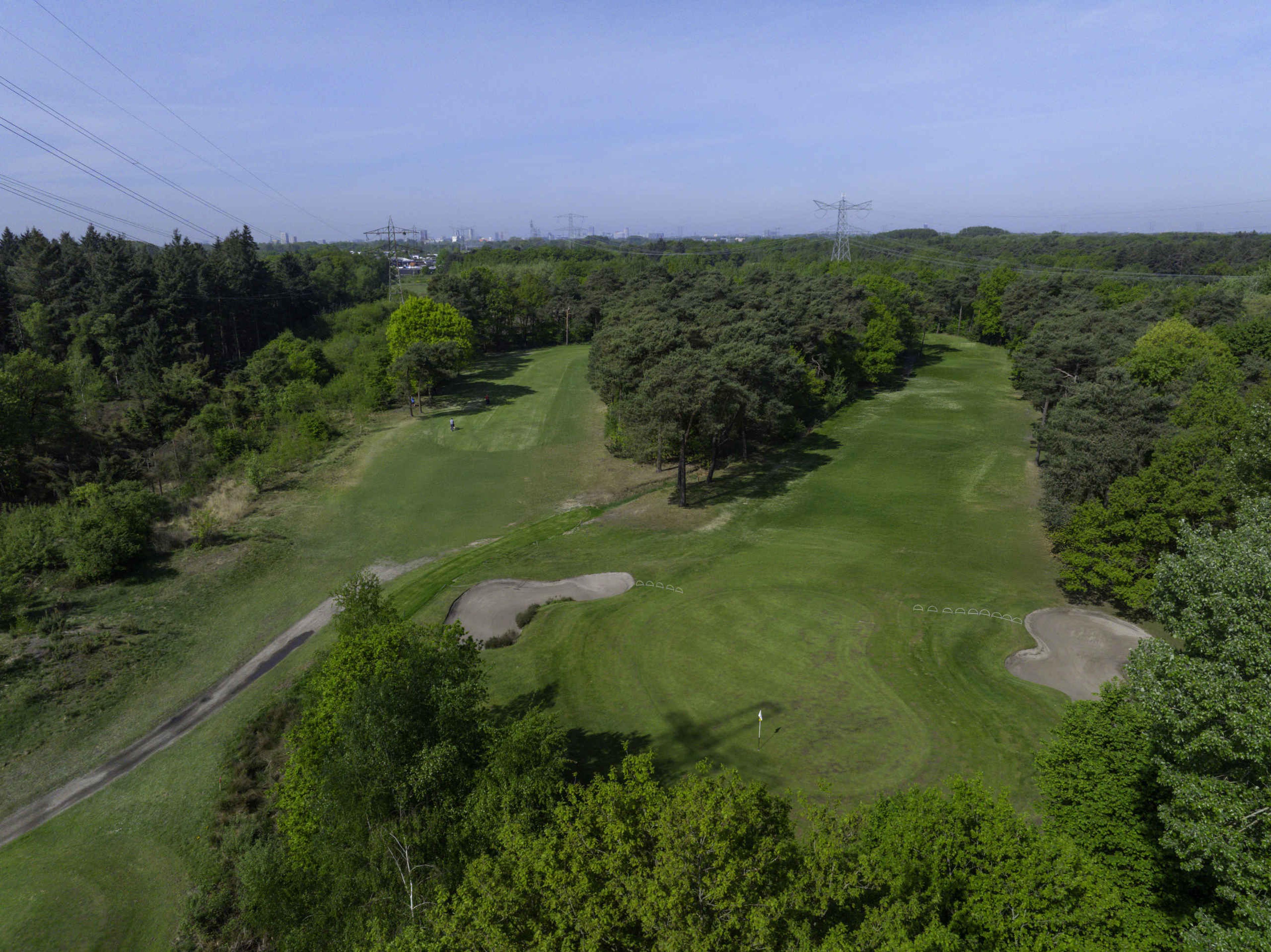 Een uitzicht over twee holes van de Old Course bij Golf De Gulbergen