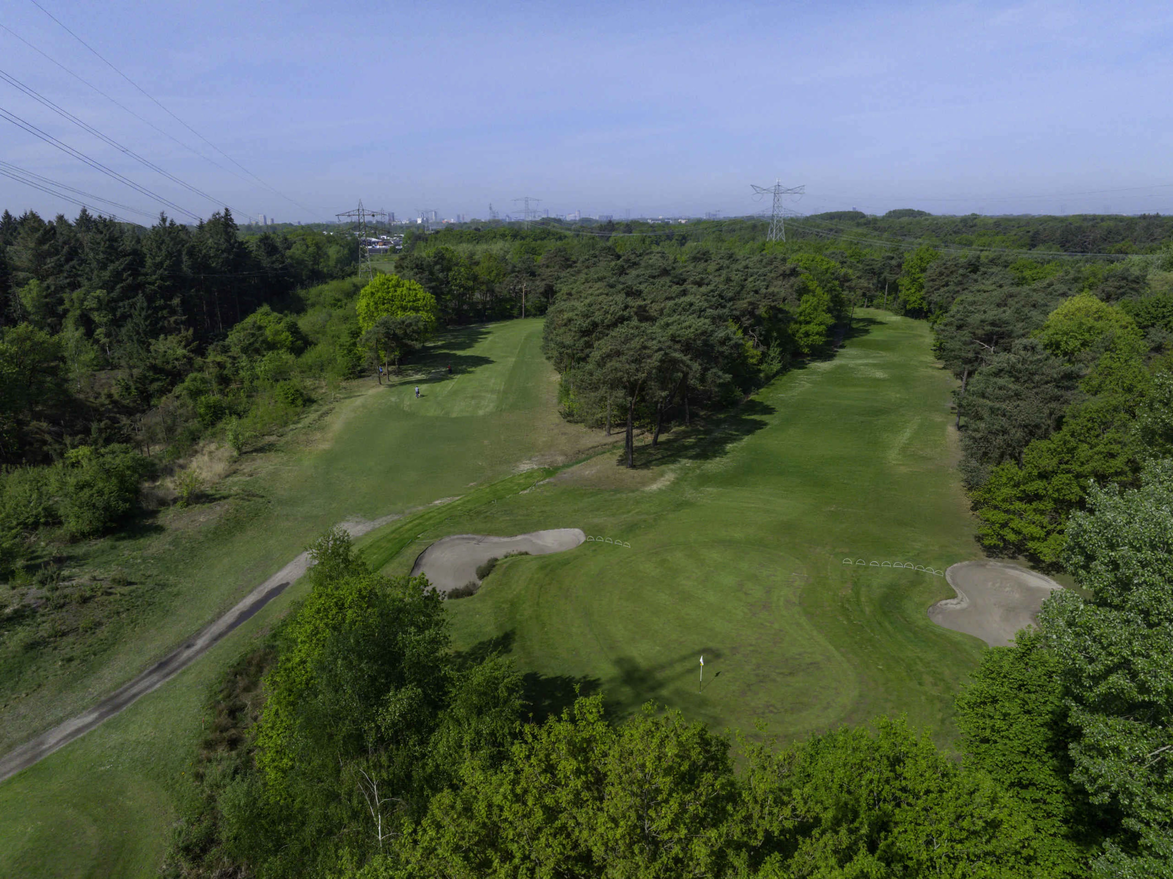 Een uitzicht over twee holes van de Old Course bij Golf De Gulbergen