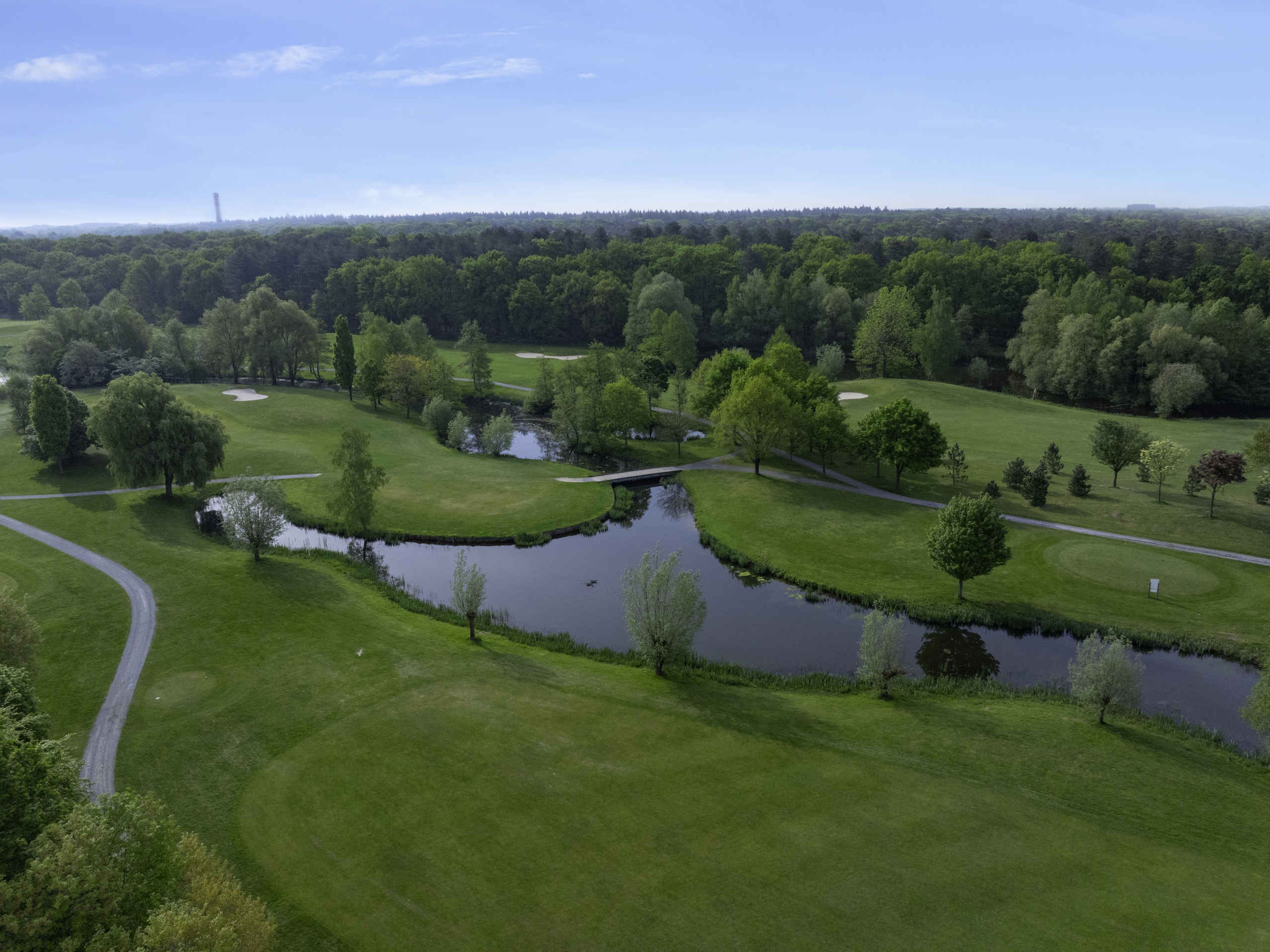 Een uitzicht over de Libellenbaan hole 15, 16 en 17 bij Golf De Gulbergen