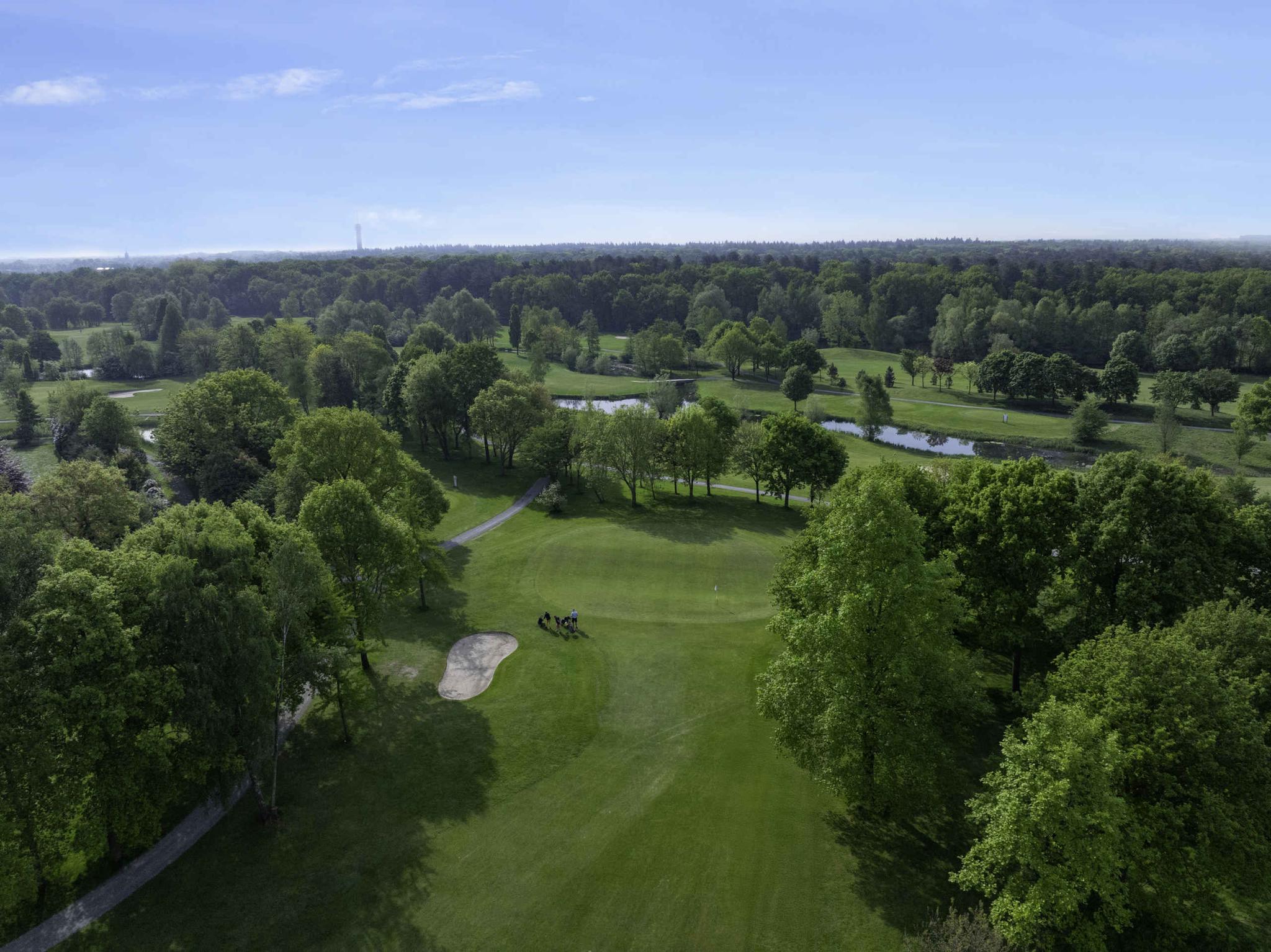 Een uitzicht op de green van hole 10 van de Libellenbaan bij Golf De Gulbergen