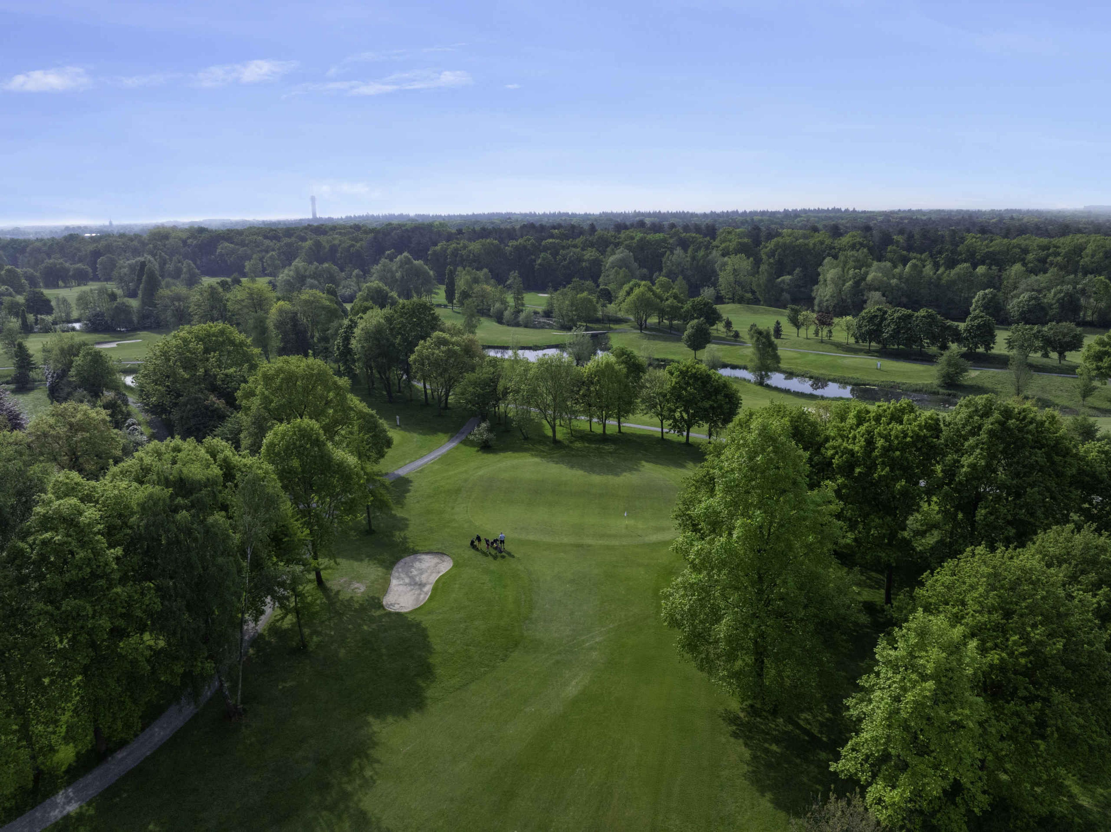 Een uitzicht op de green van hole 10 van de Libellenbaan bij Golf De Gulbergen