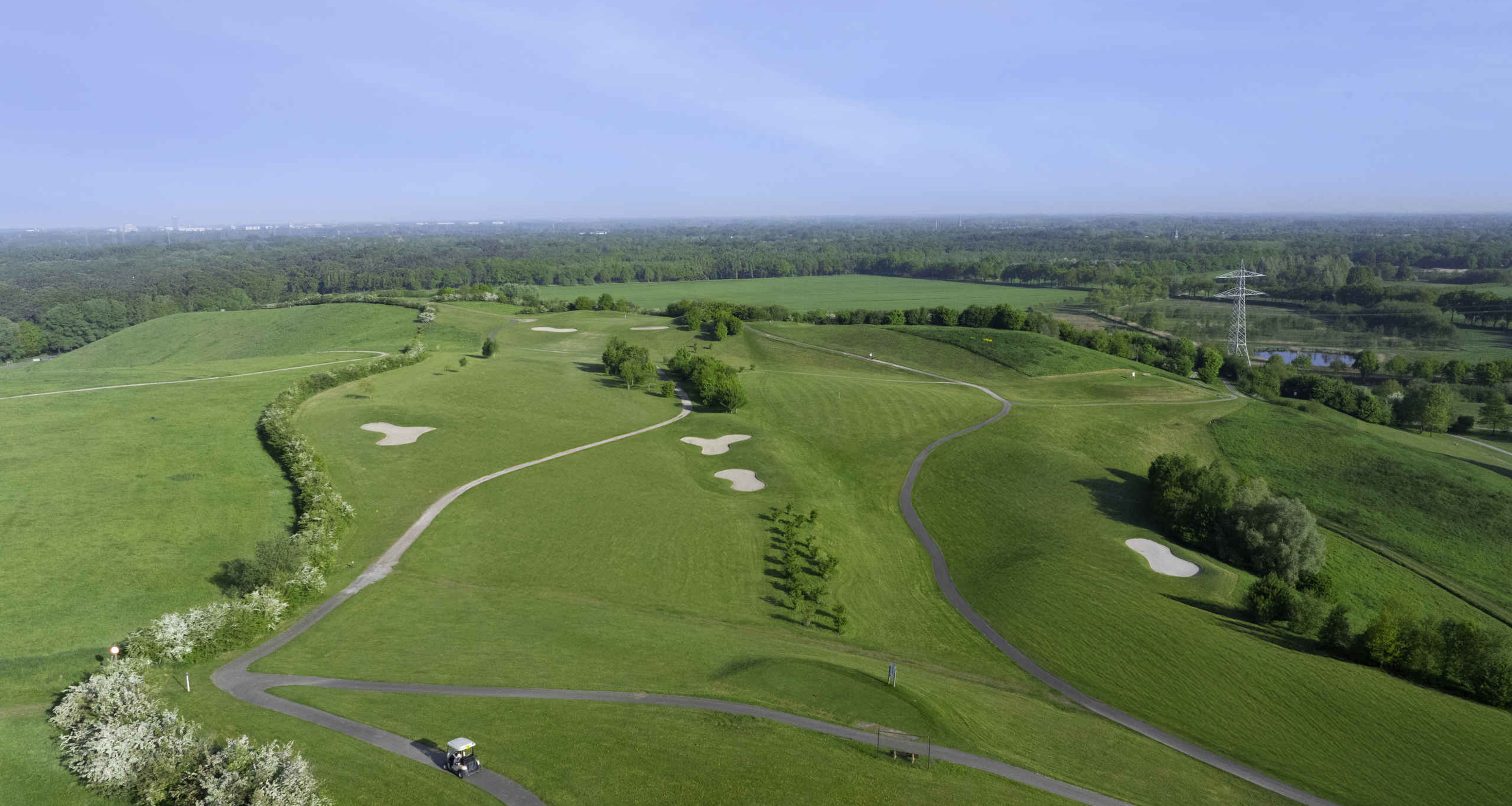 Een uitzicht over de Sprookjesbaan hole 2 en 3 bij Golf De Gulbergen
