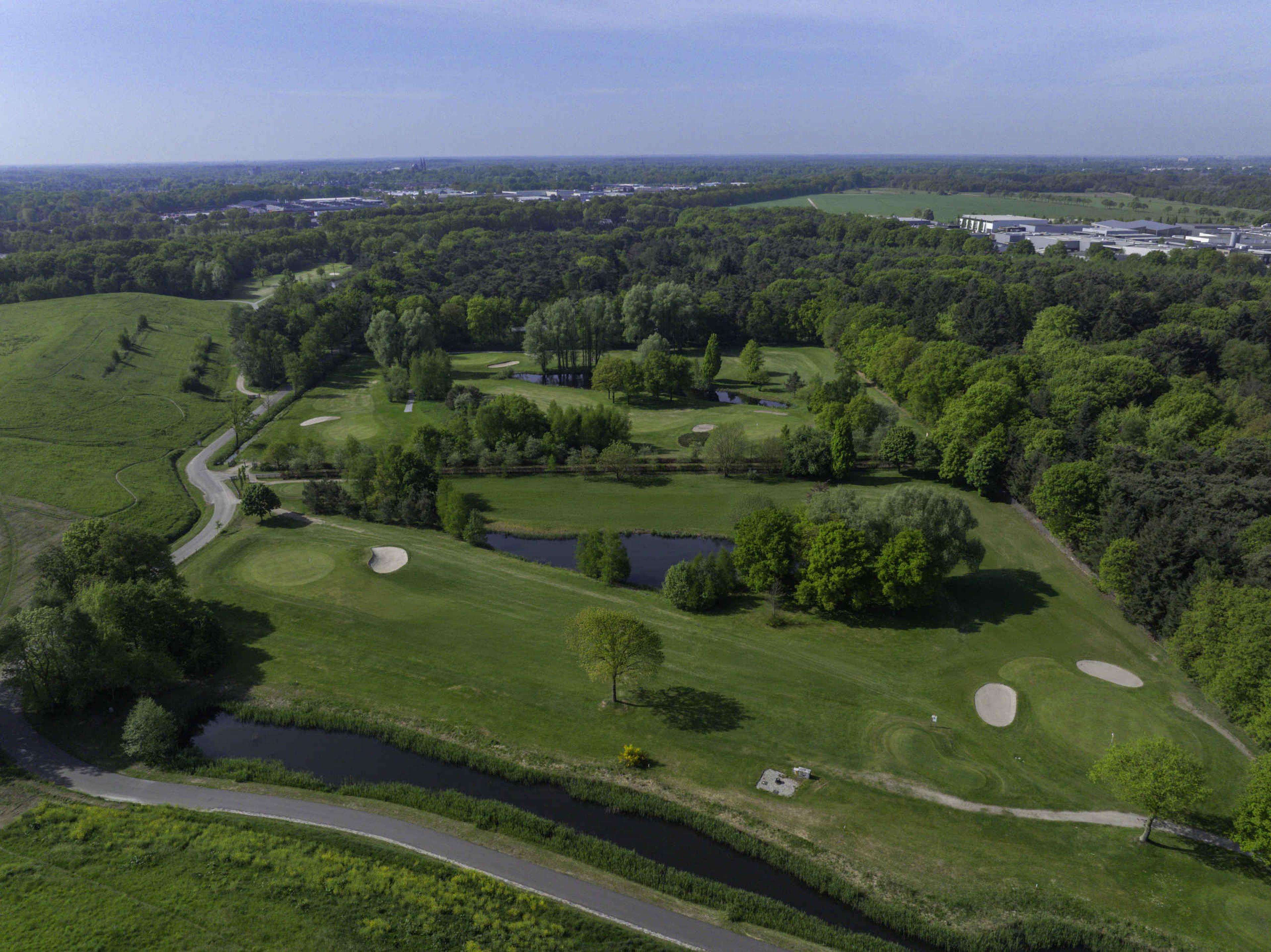 Een uitzicht over zes holes van de Old Course bij Golf De Gulbergen