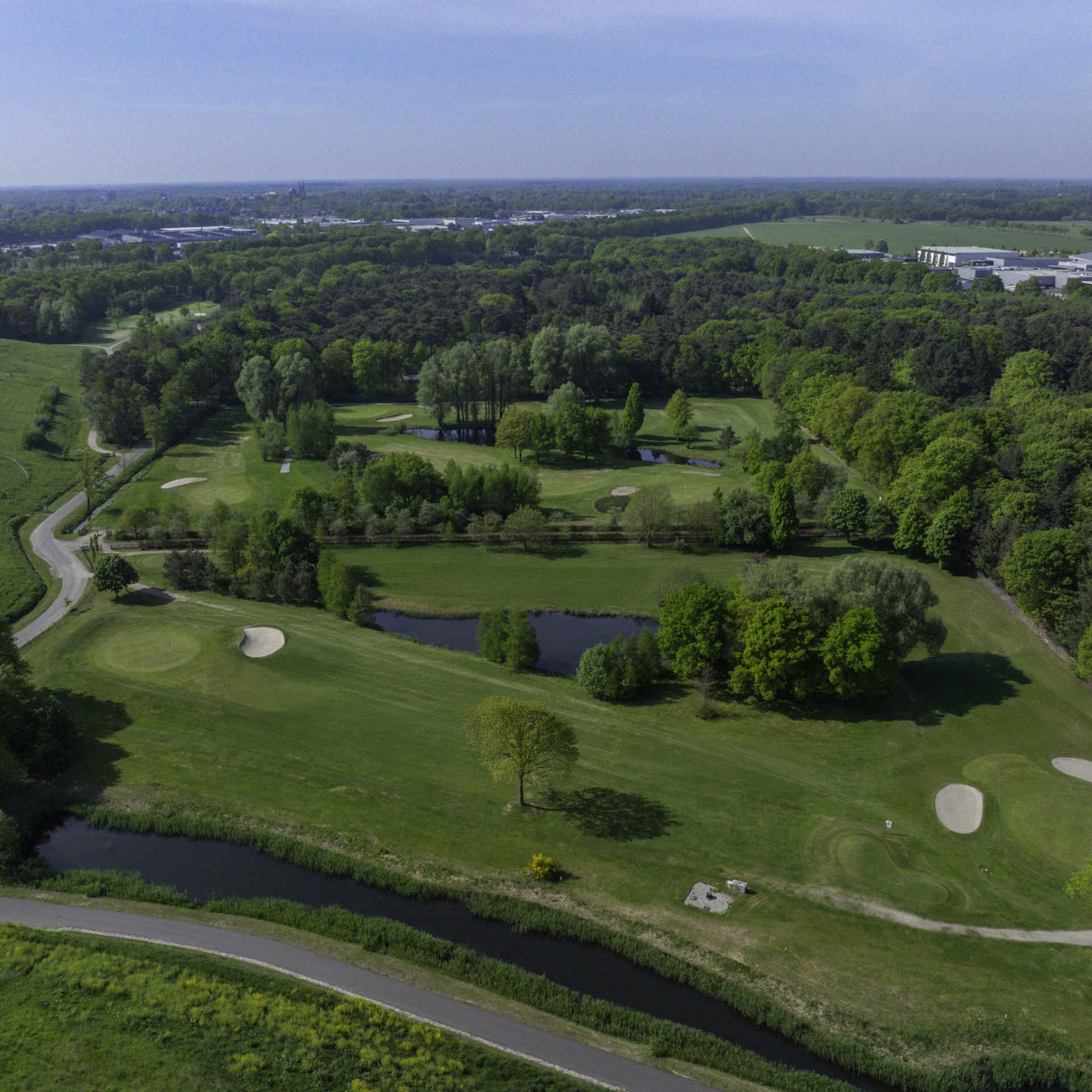Een uitzicht over zes holes van de Old Course bij Golf De Gulbergen