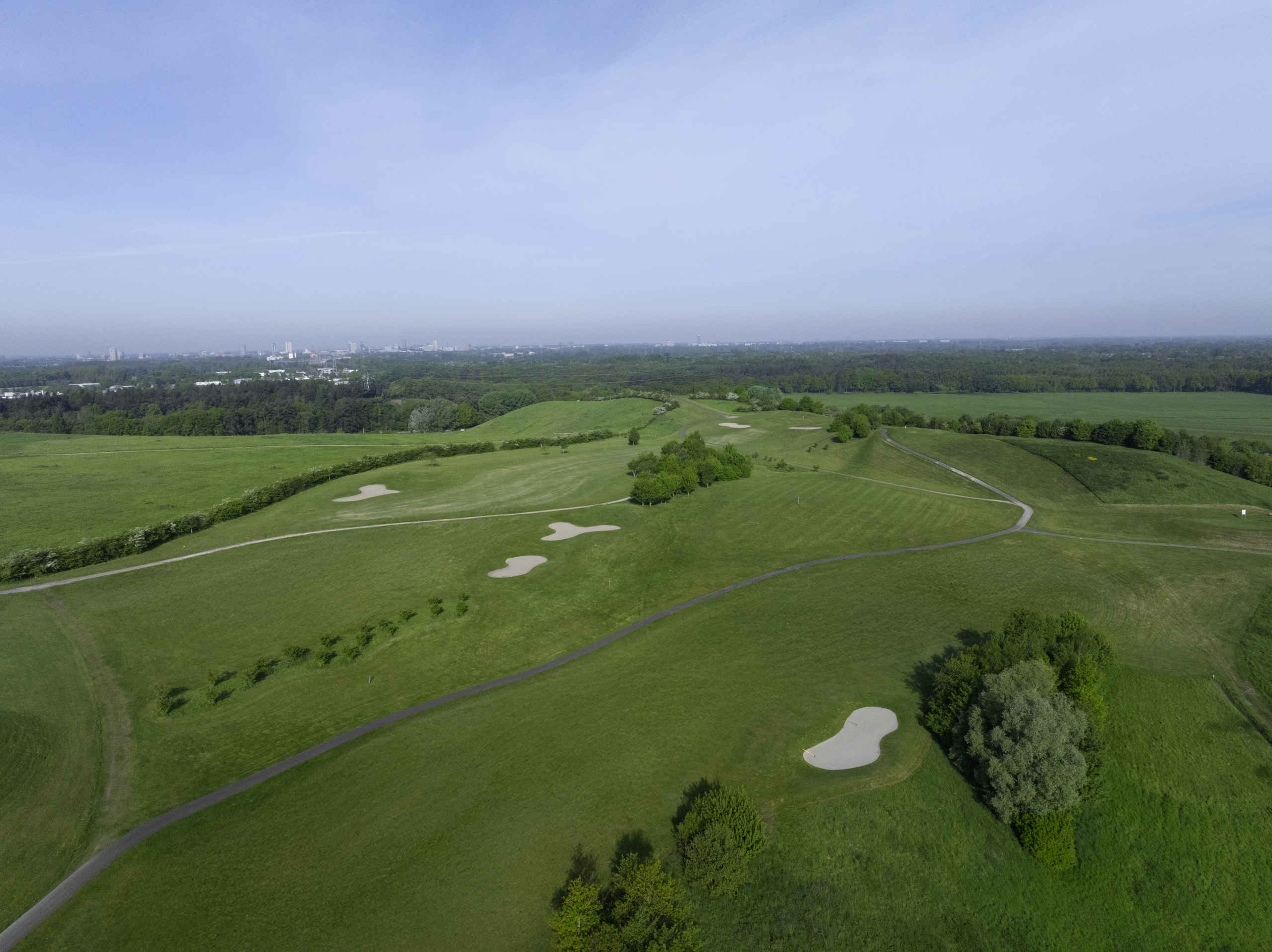 Een droneshot van de fairways van hole 2 en 3 op de Sprookjesbaan bij Golf De Gulbergen