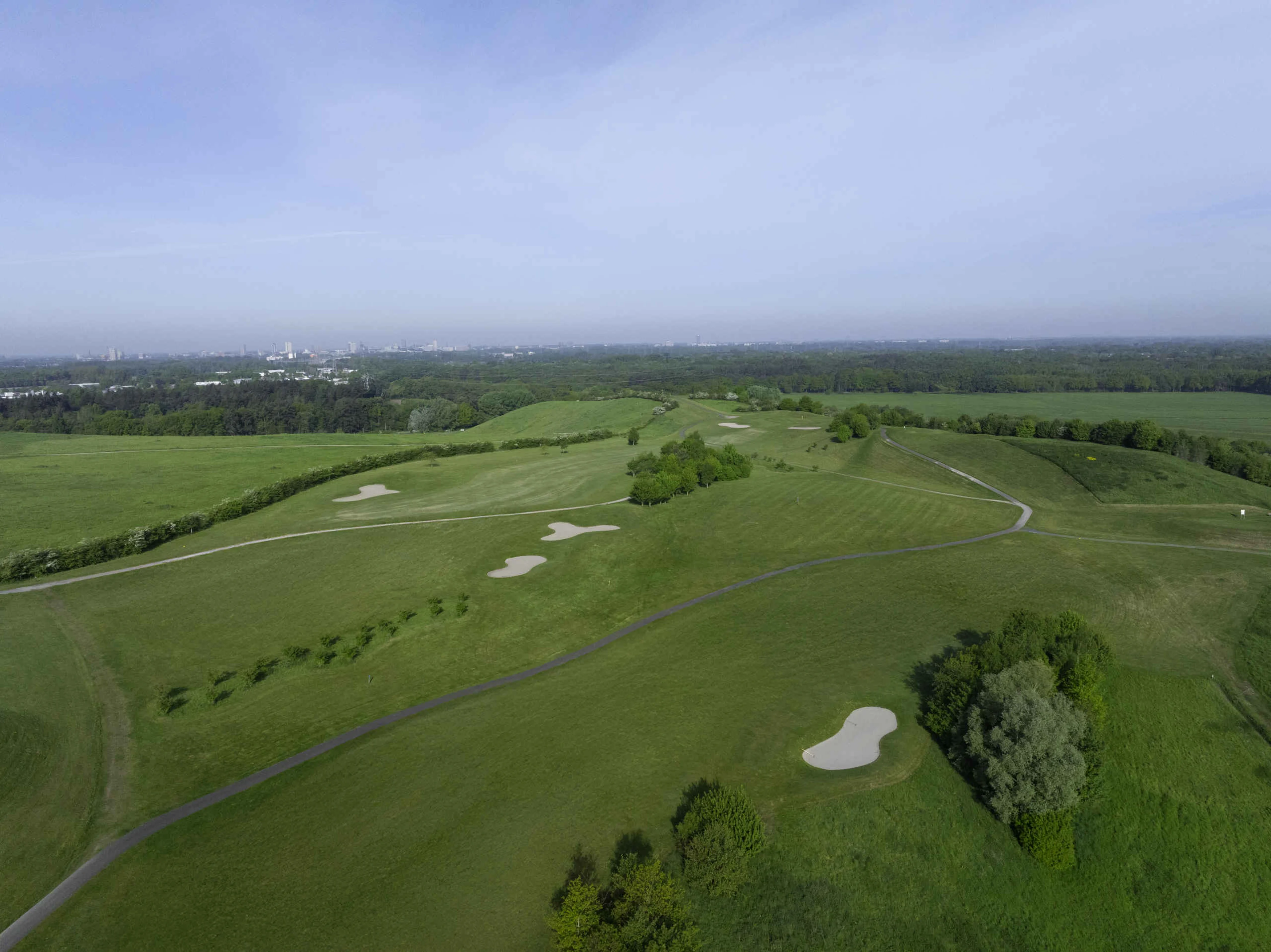 Een droneshot van de fairways van hole 2 en 3 op de Sprookjesbaan bij Golf De Gulbergen