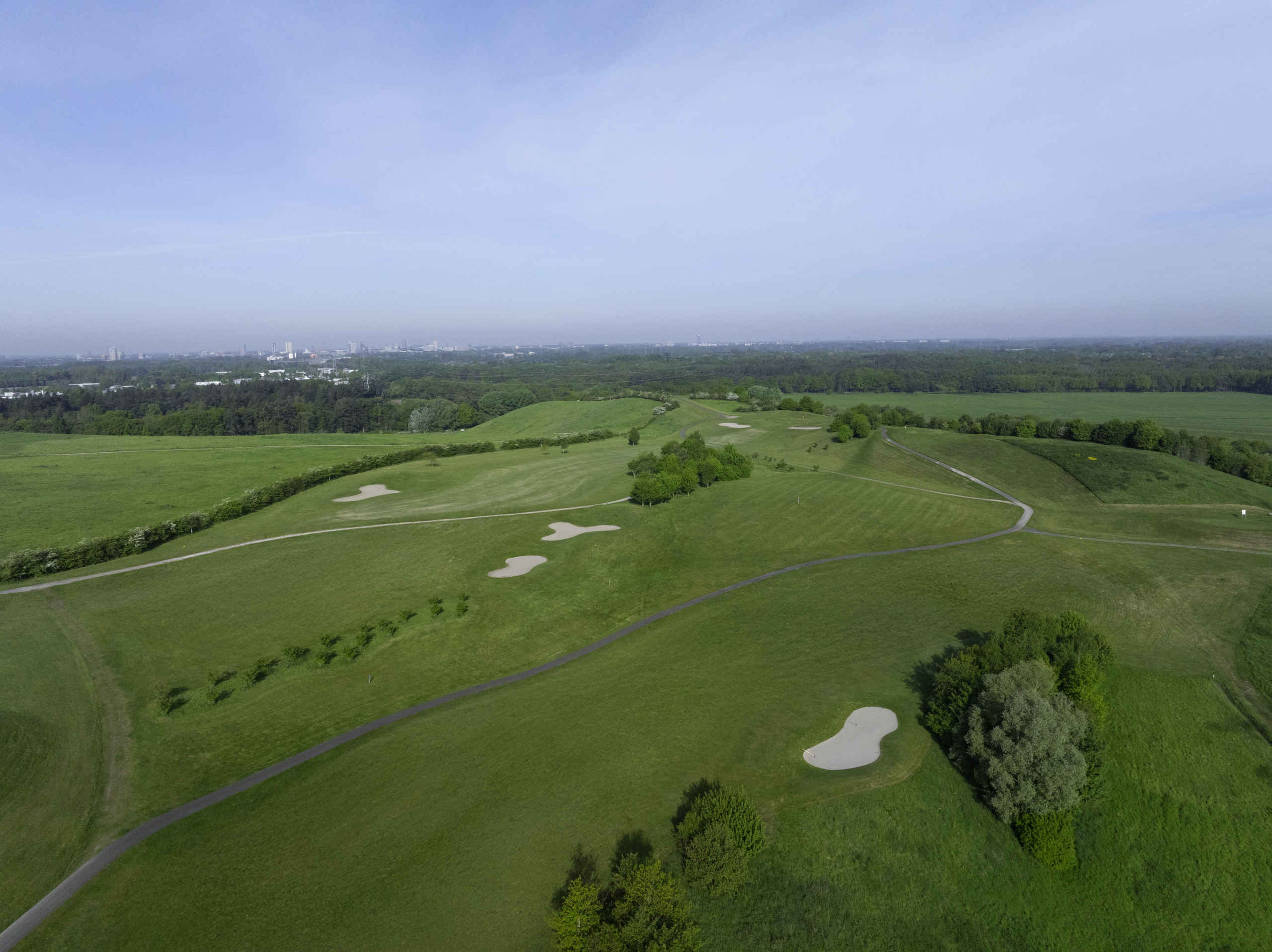 Een droneshot van de fairways van hole 2 en 3 op de Sprookjesbaan bij Golf De Gulbergen