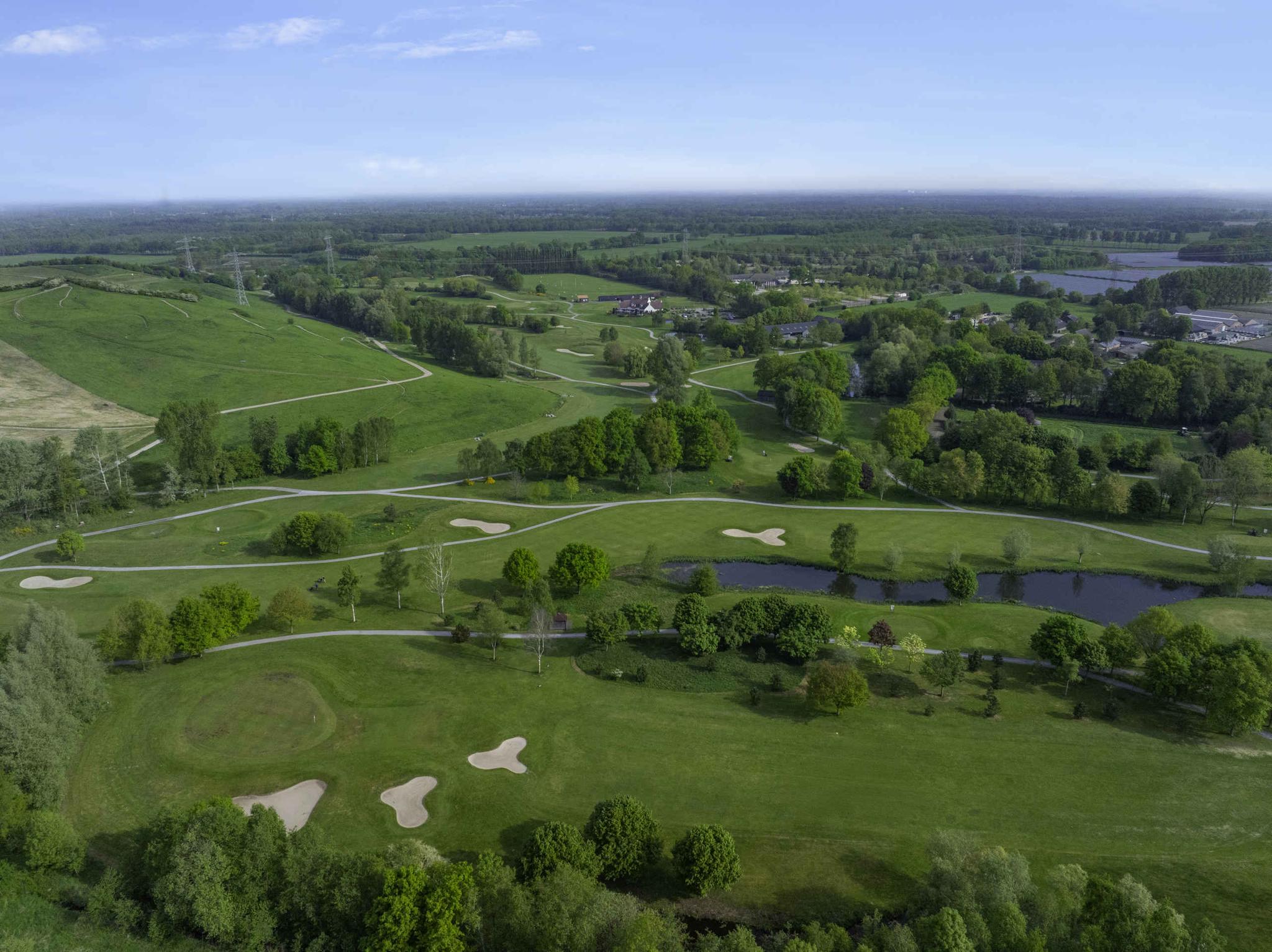 Een droneshot van hole 16, 17 en 18 van de libellebaan op Golf De Gulbergen