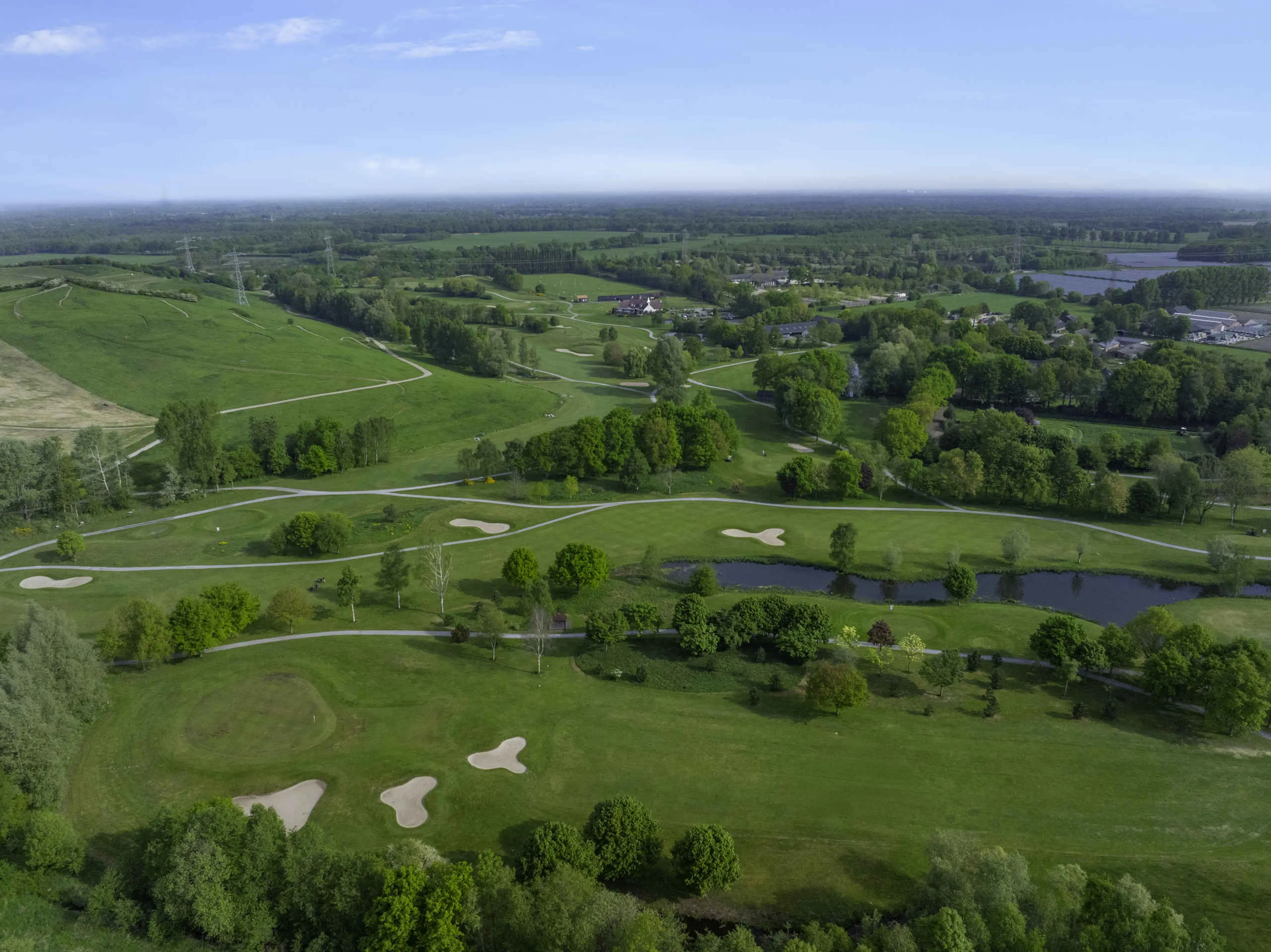 Een droneshot van hole 16, 17 en 18 van de libellebaan op Golf De Gulbergen