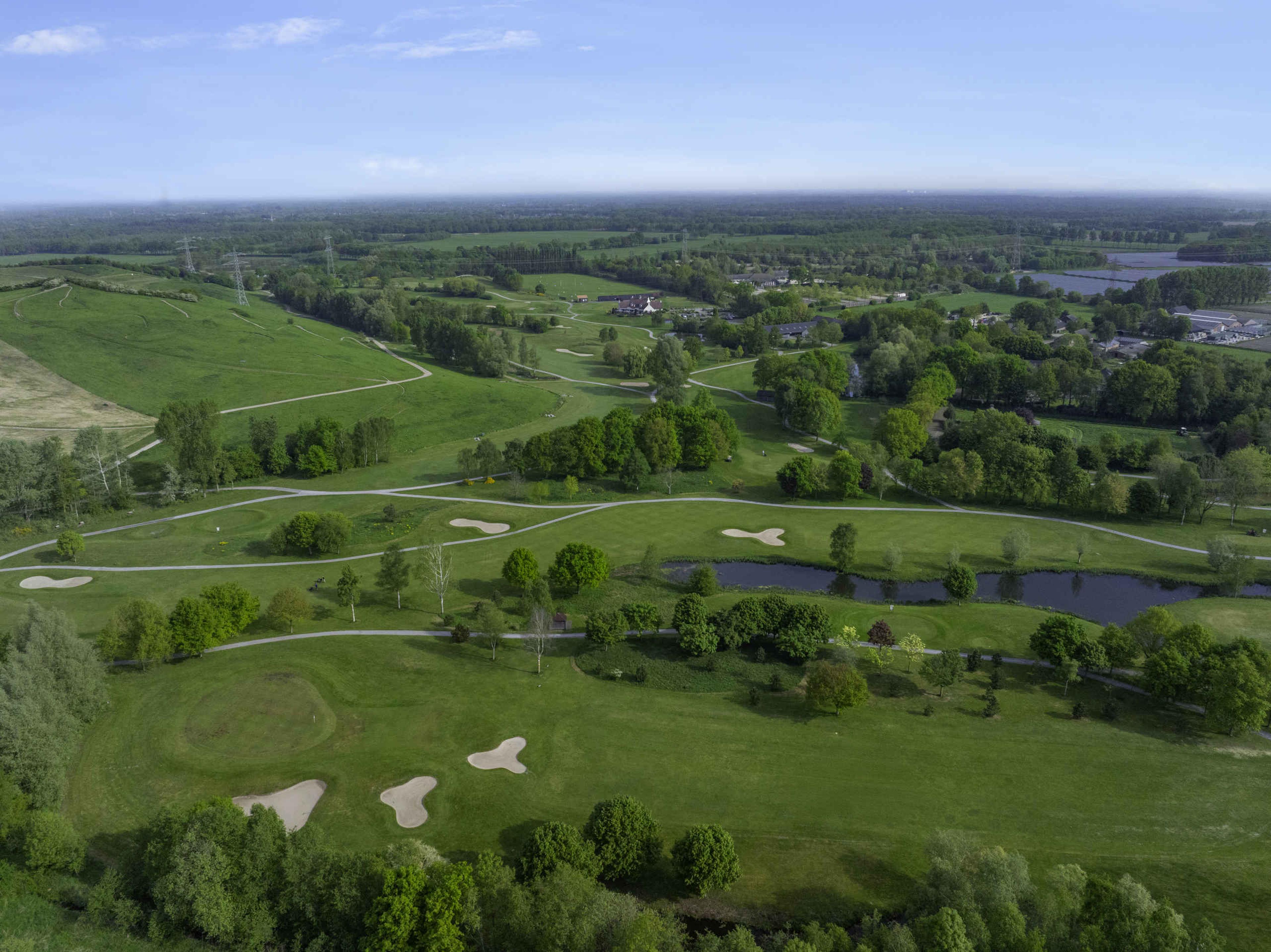Een droneshot van hole 16, 17 en 18 van de libellebaan op Golf De Gulbergen