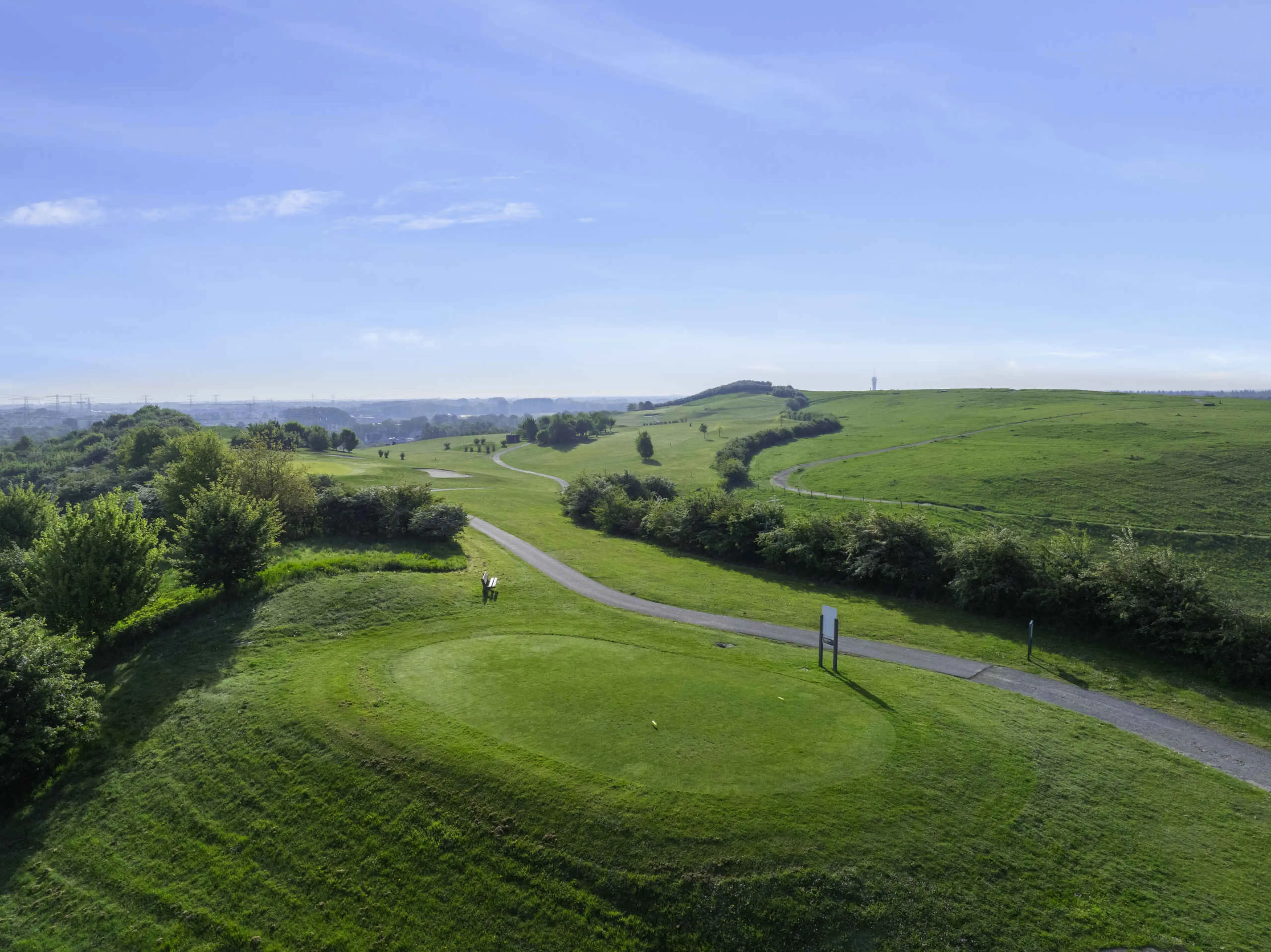 Een uitzicht over de teebox van hole 4 van de Sprookjesbaan bij Golf De Gulbergen