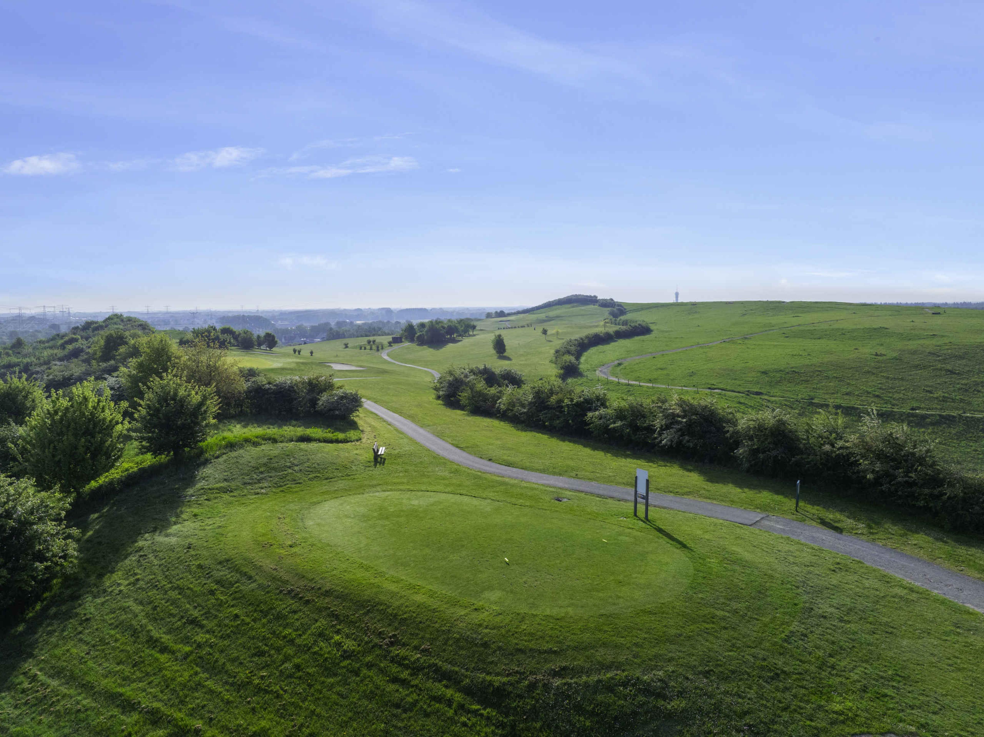 Een uitzicht over de teebox van hole 4 van de Sprookjesbaan bij Golf De Gulbergen