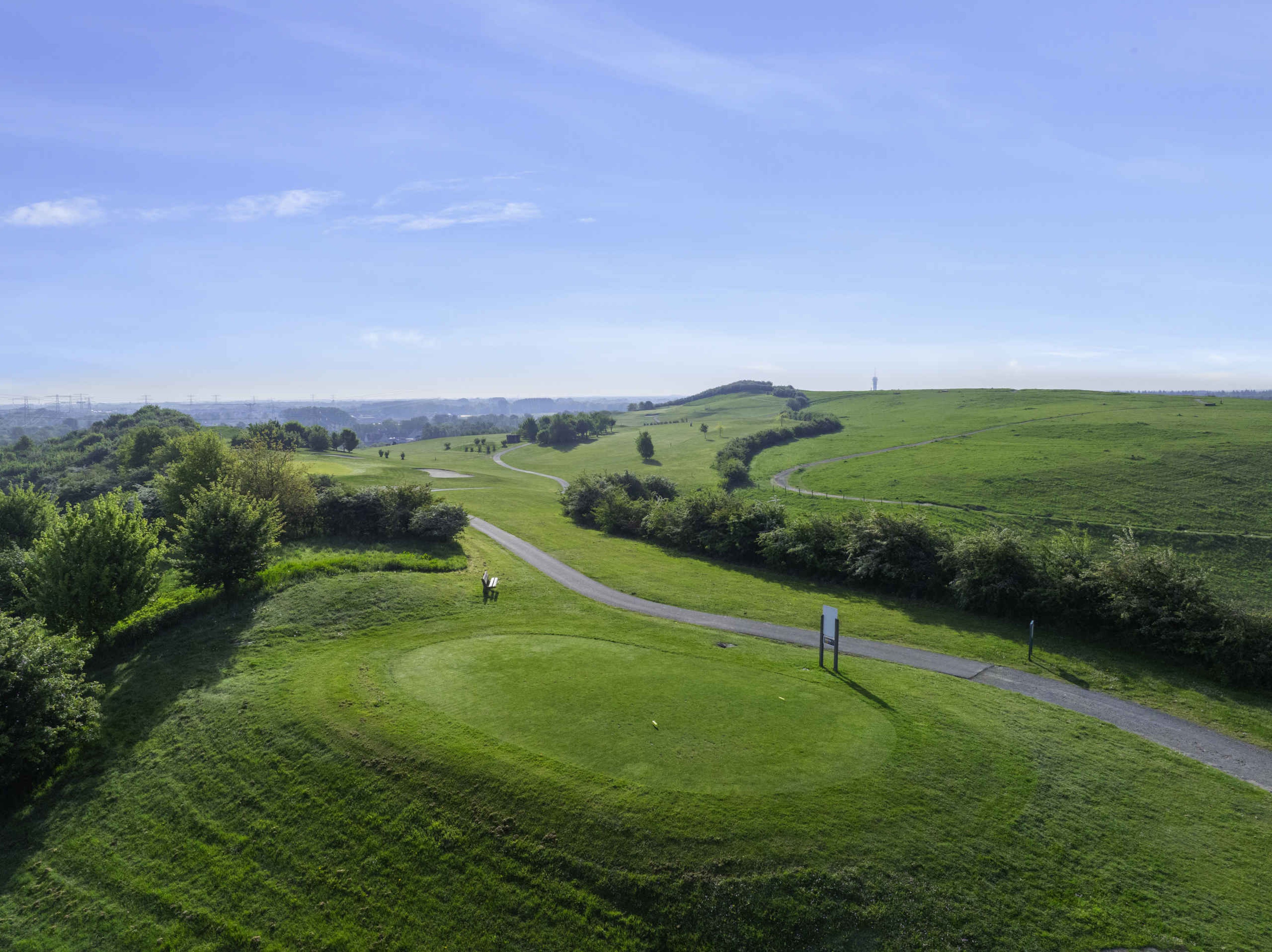 Een uitzicht over de teebox van hole 4 van de Sprookjesbaan bij Golf De Gulbergen