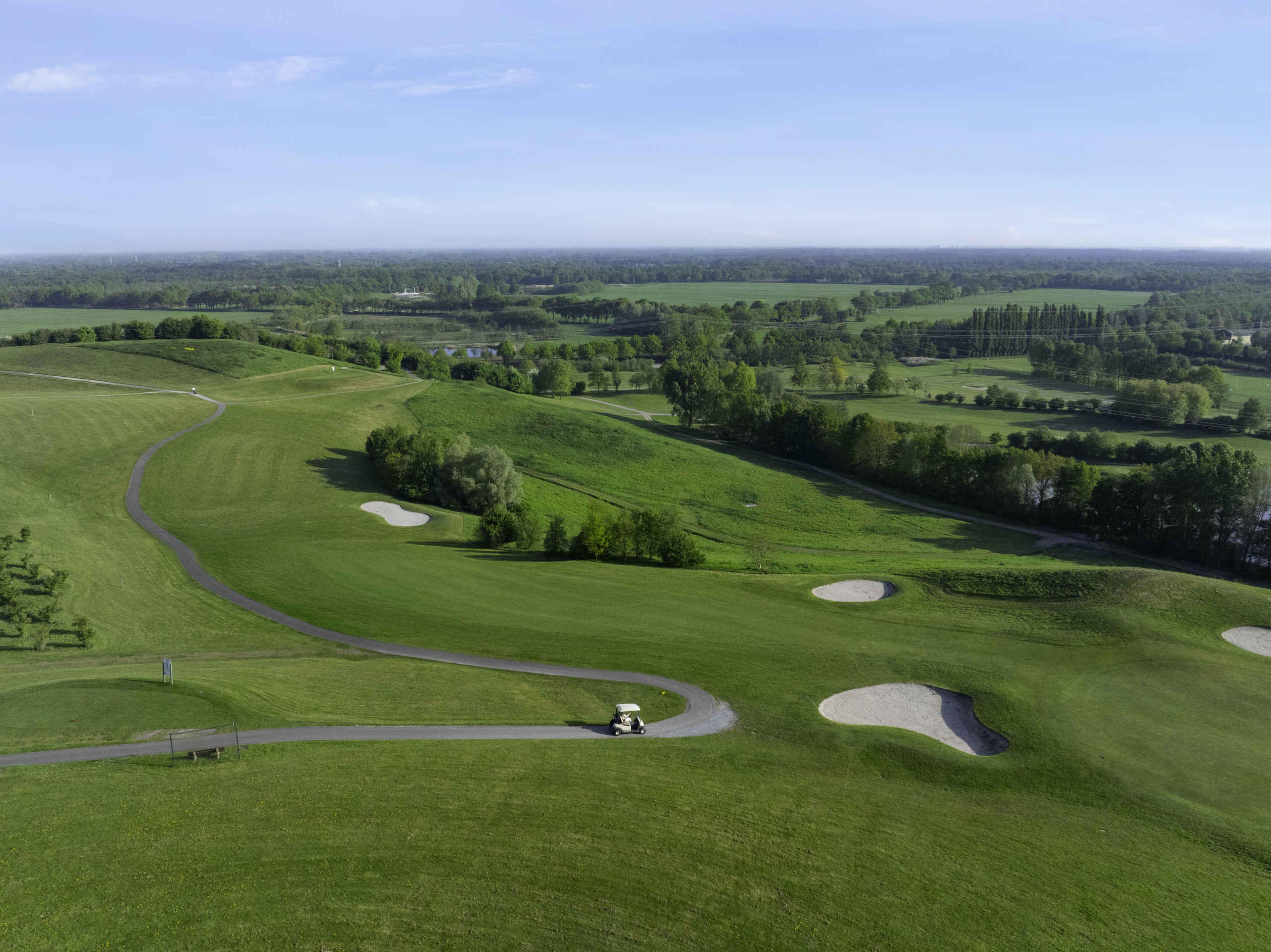 Een uitzicht over hole 2 van de sprookjesbaan bij Golf De Gulbergen