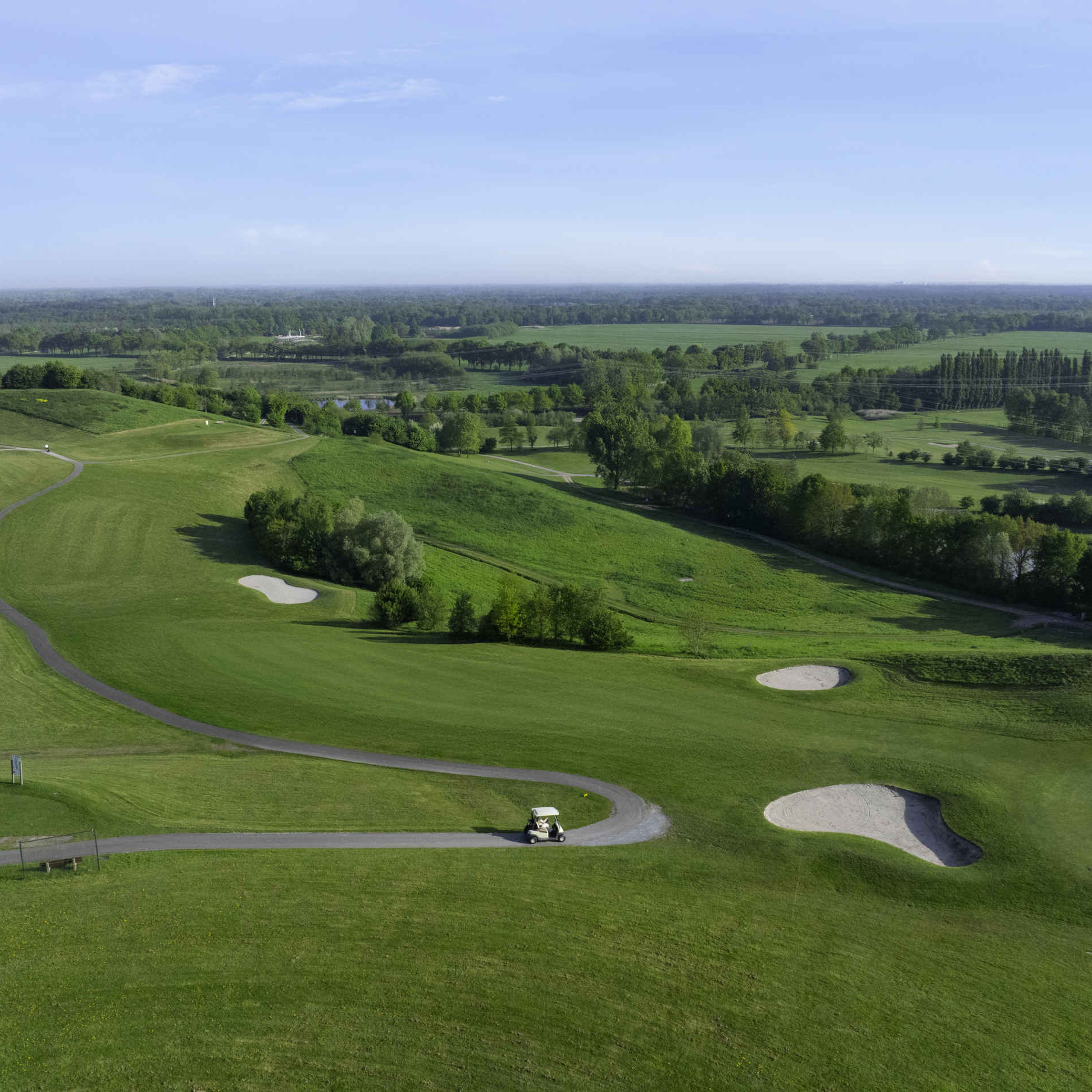 Een uitzicht over hole 2 van de sprookjesbaan bij Golf De Gulbergen