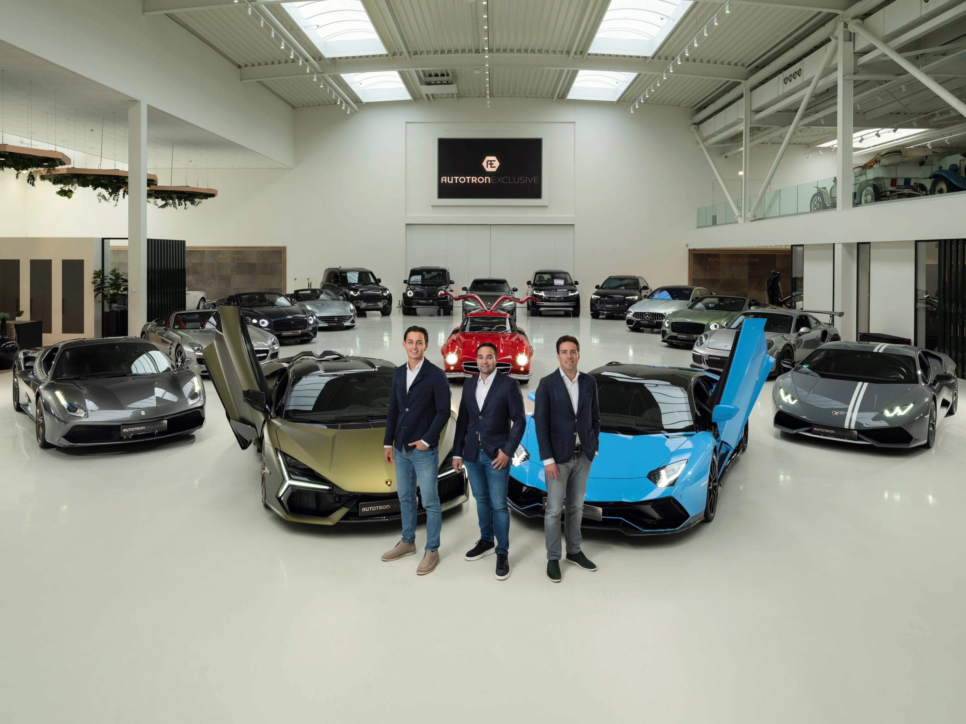 Het team in de showroom van Autotron Exclusive.