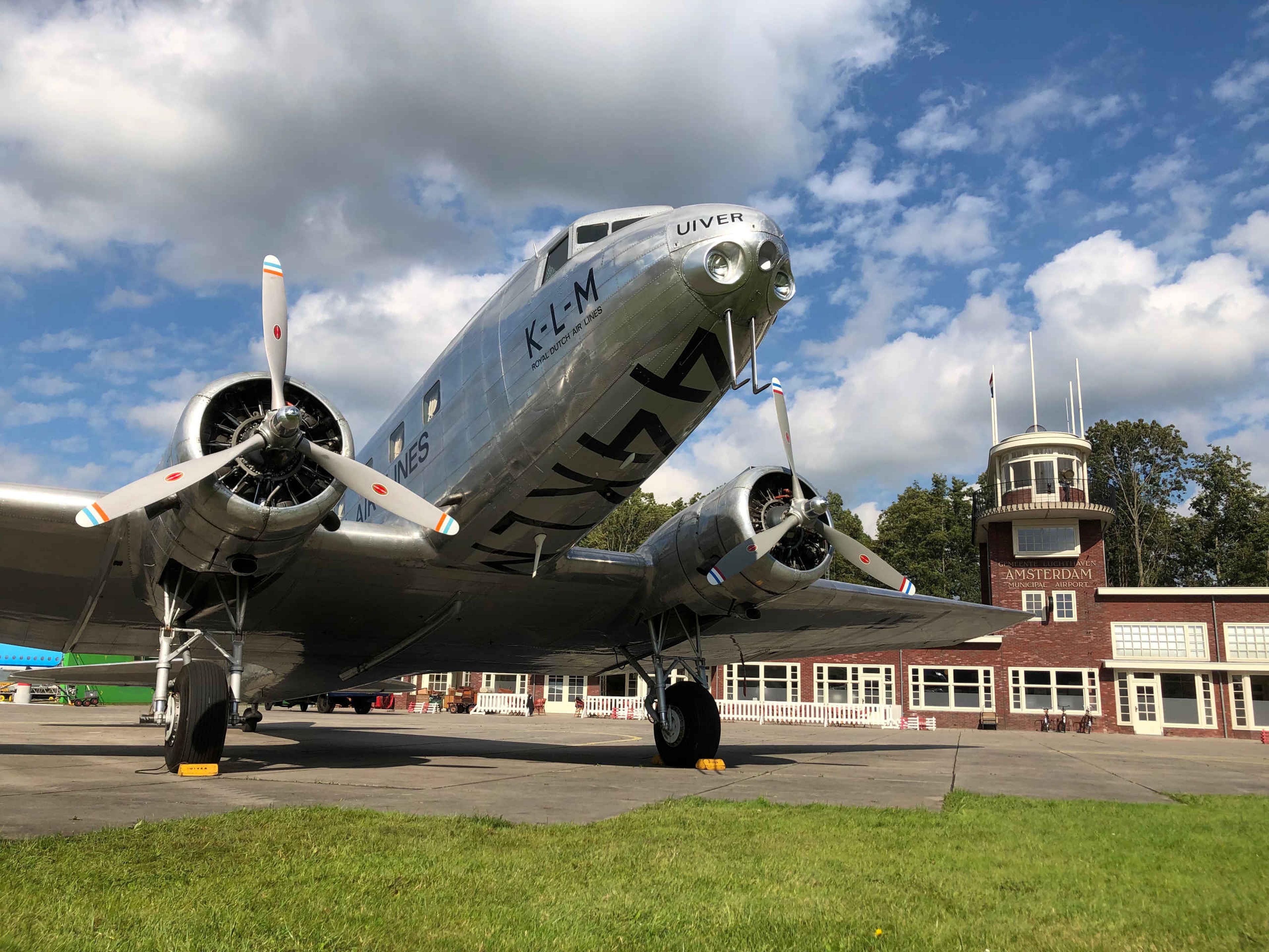 Een Dougles DC-2, oftewel de Uiver, op het buitenterrein van Luchtvaartmuseum Aviodrome