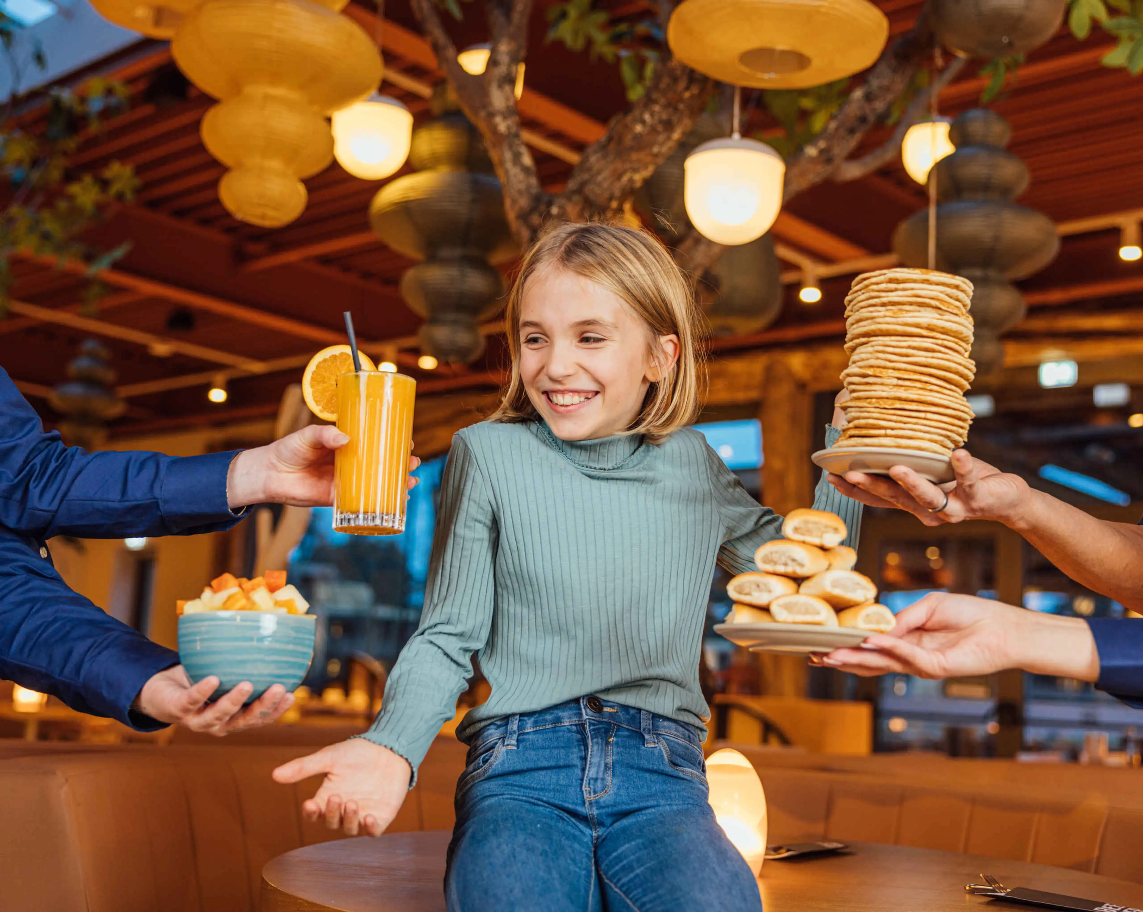 Een meisje kijkt naar de verschillende opties bij het ontbijtbuffet bij restaurant Amma in Safari Hotel Beekse Bergen.