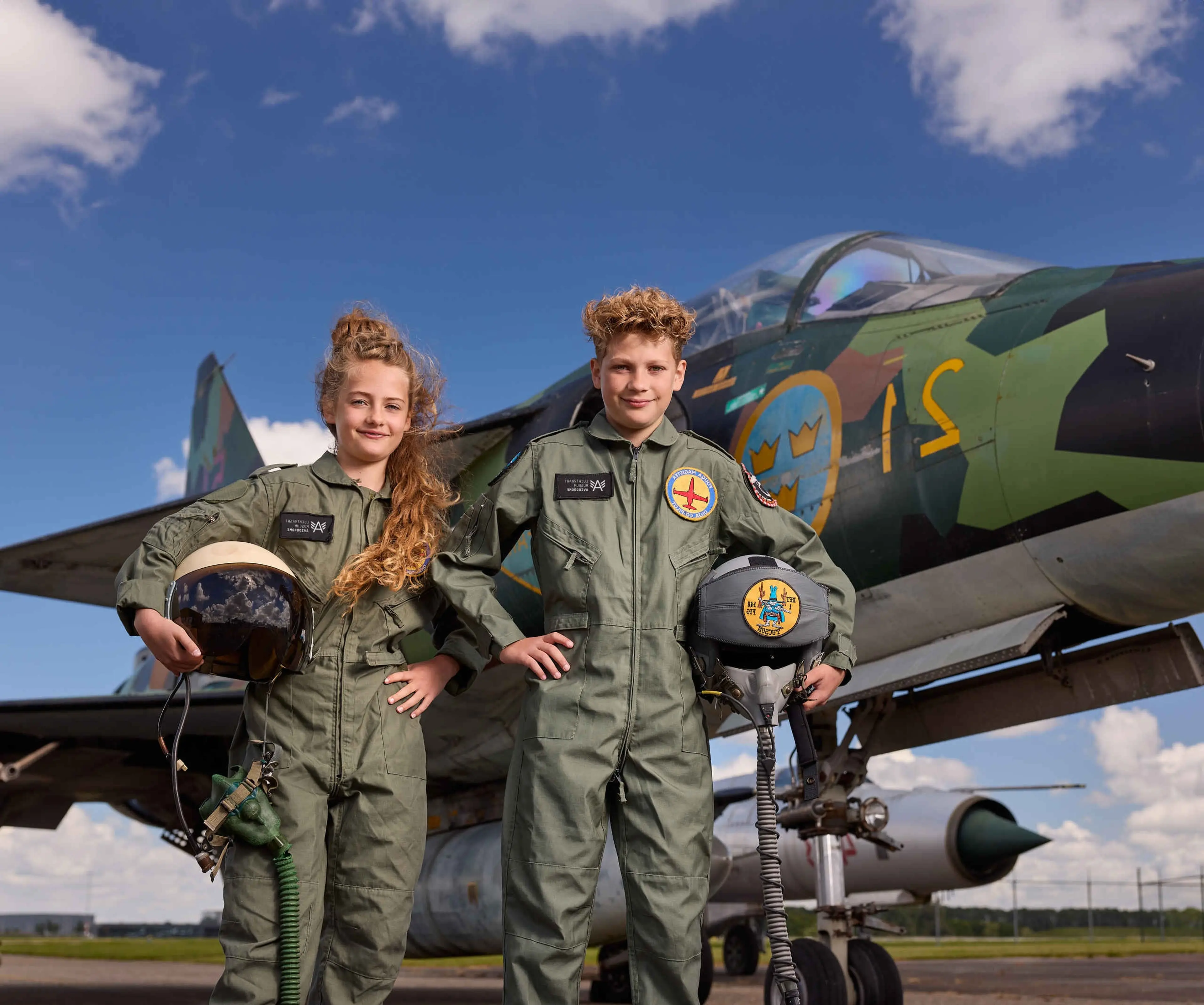 Een meisje en jongen op de straaljagerweken bij Luchtvaartmuseum Aviodrome.