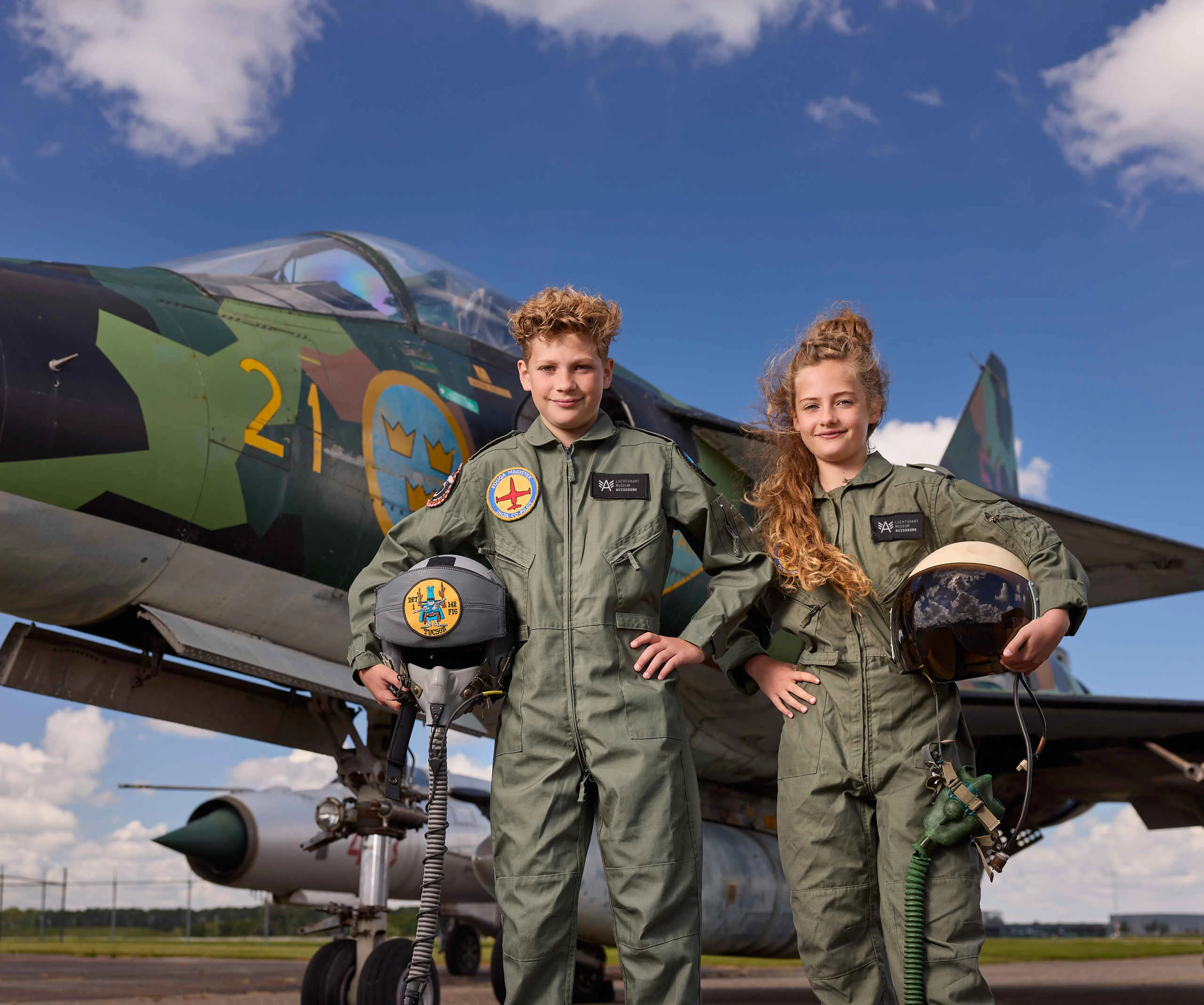 Kinderen jongen meisje helm straaljagerweken straaljagerexpositie Luchtvaartmuseum Aviodrome