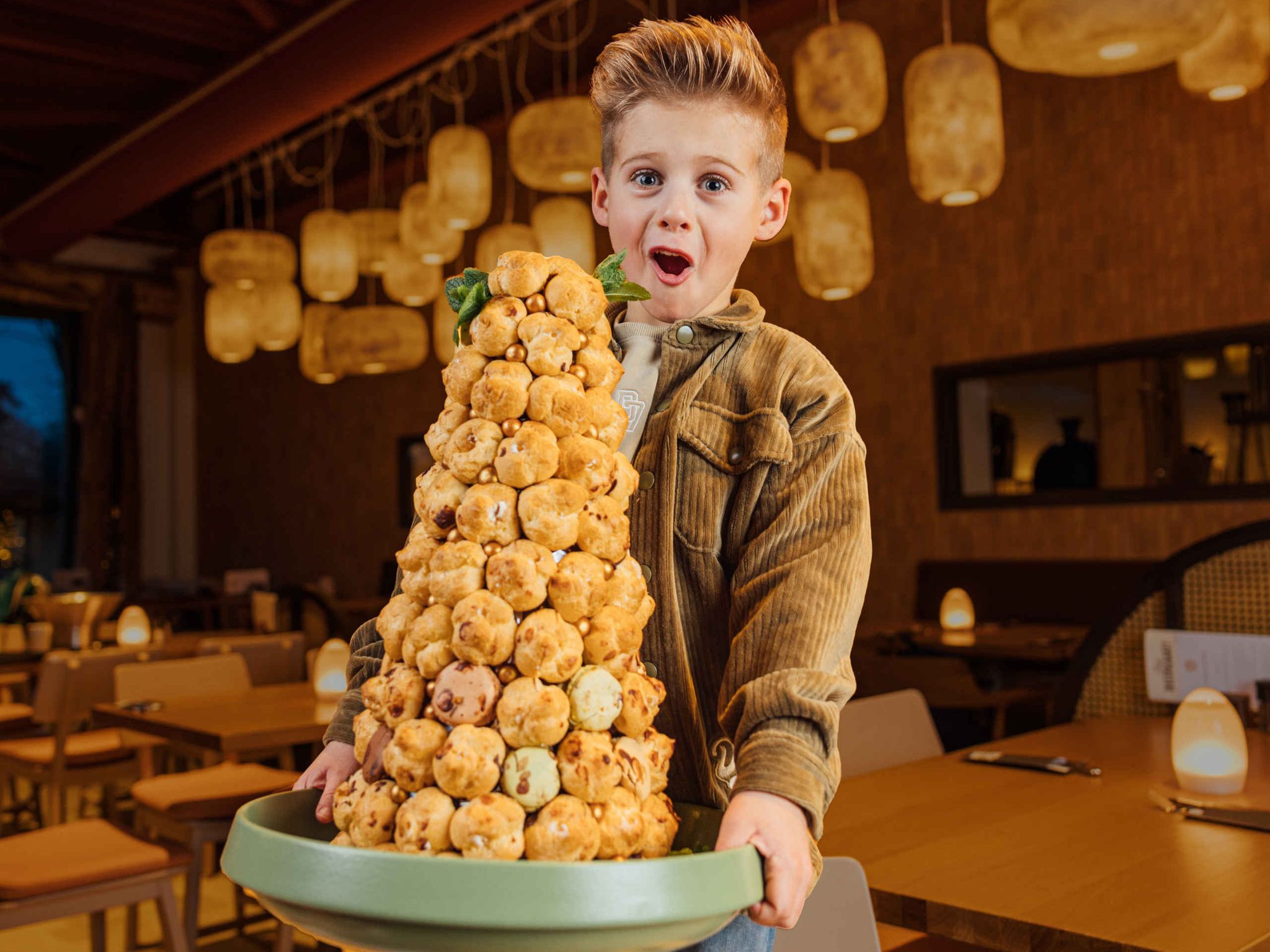 Jongen met dessert bij het buffet in restaurant Amma in Beekse Bergen
