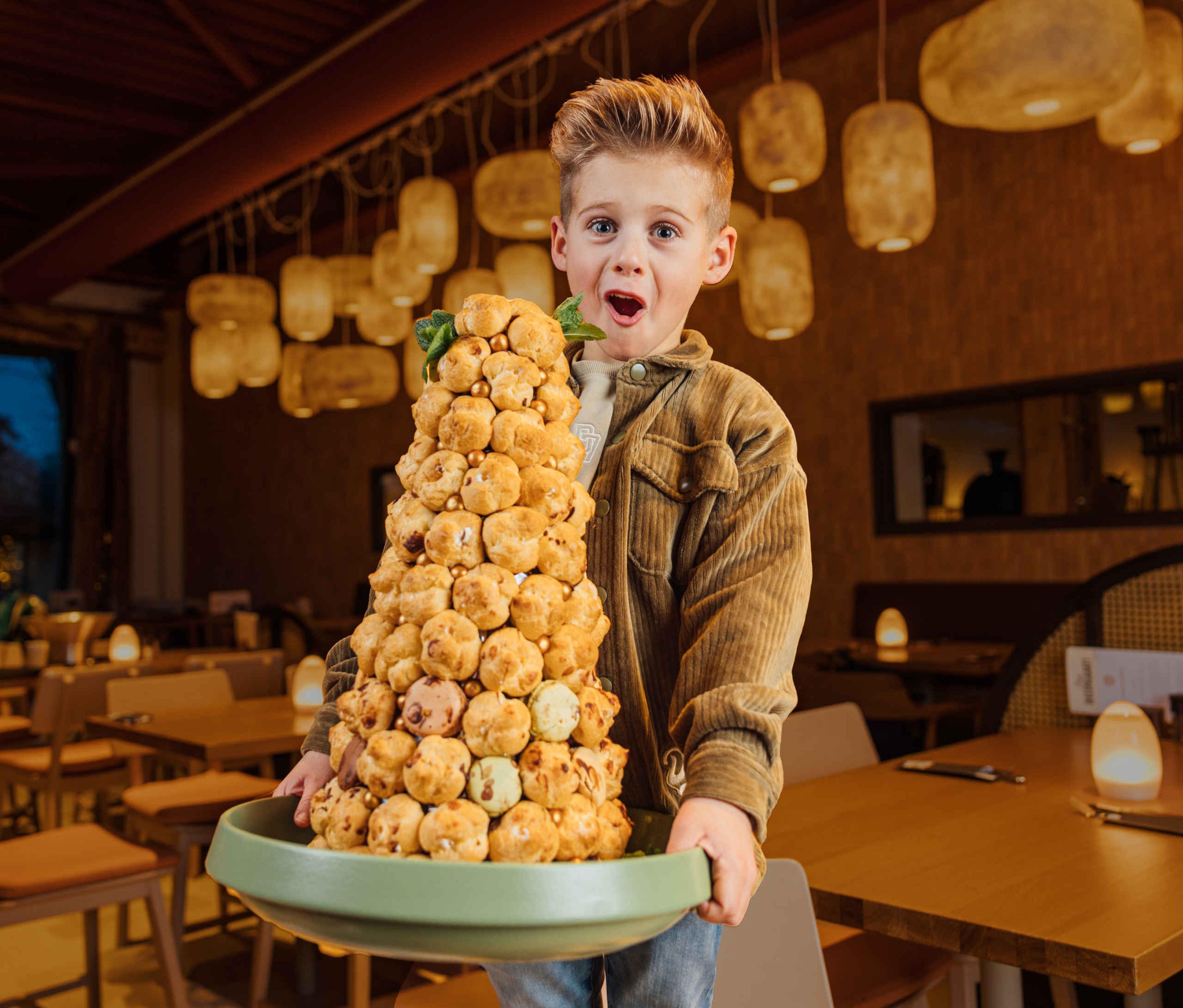 Jongen met dessert bij het buffet in restaurant Amma in Beekse Bergen
