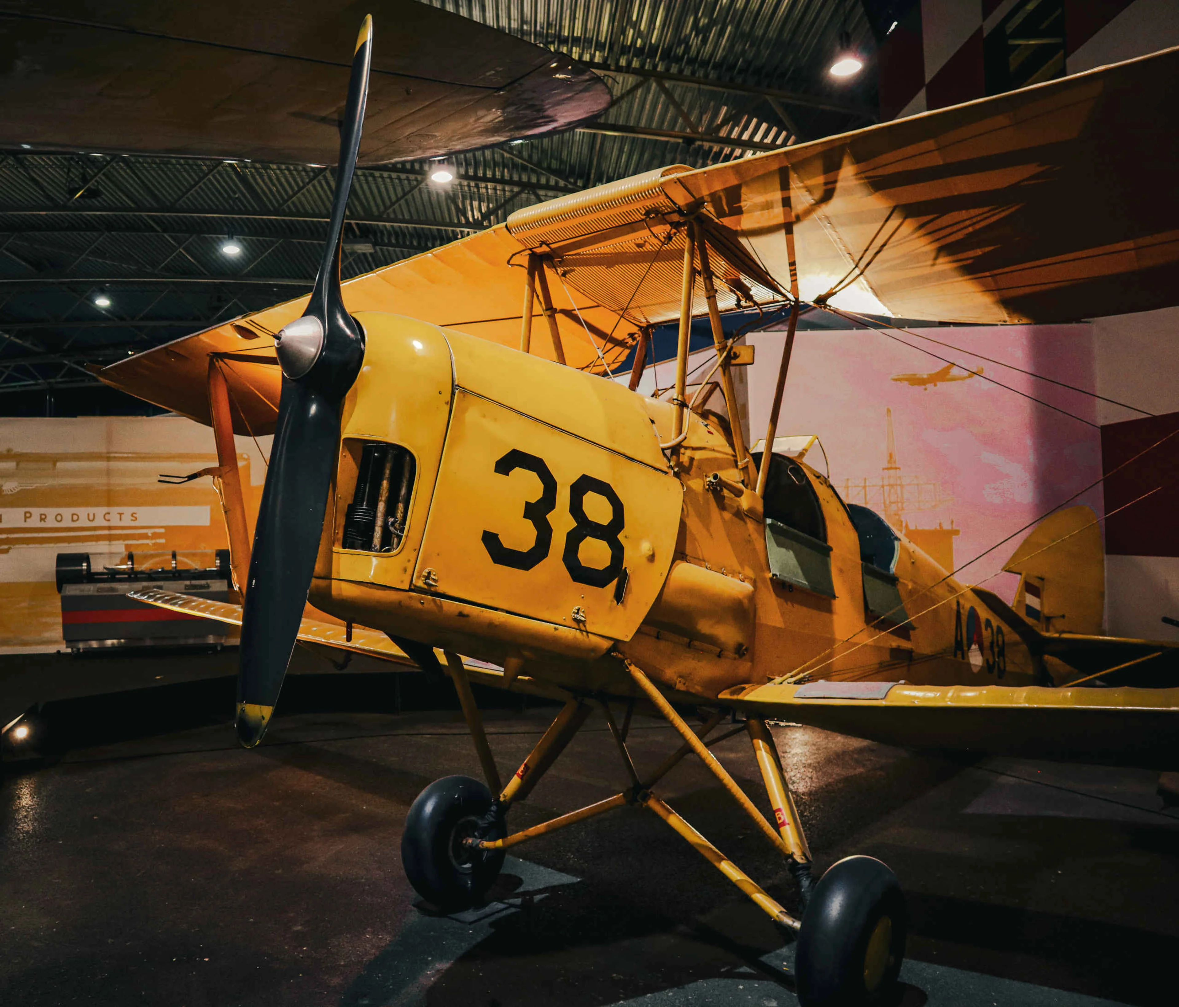 Een De Havilland Tiger Moth zijaanzicht in luchtvaartmuseum Aviodrome