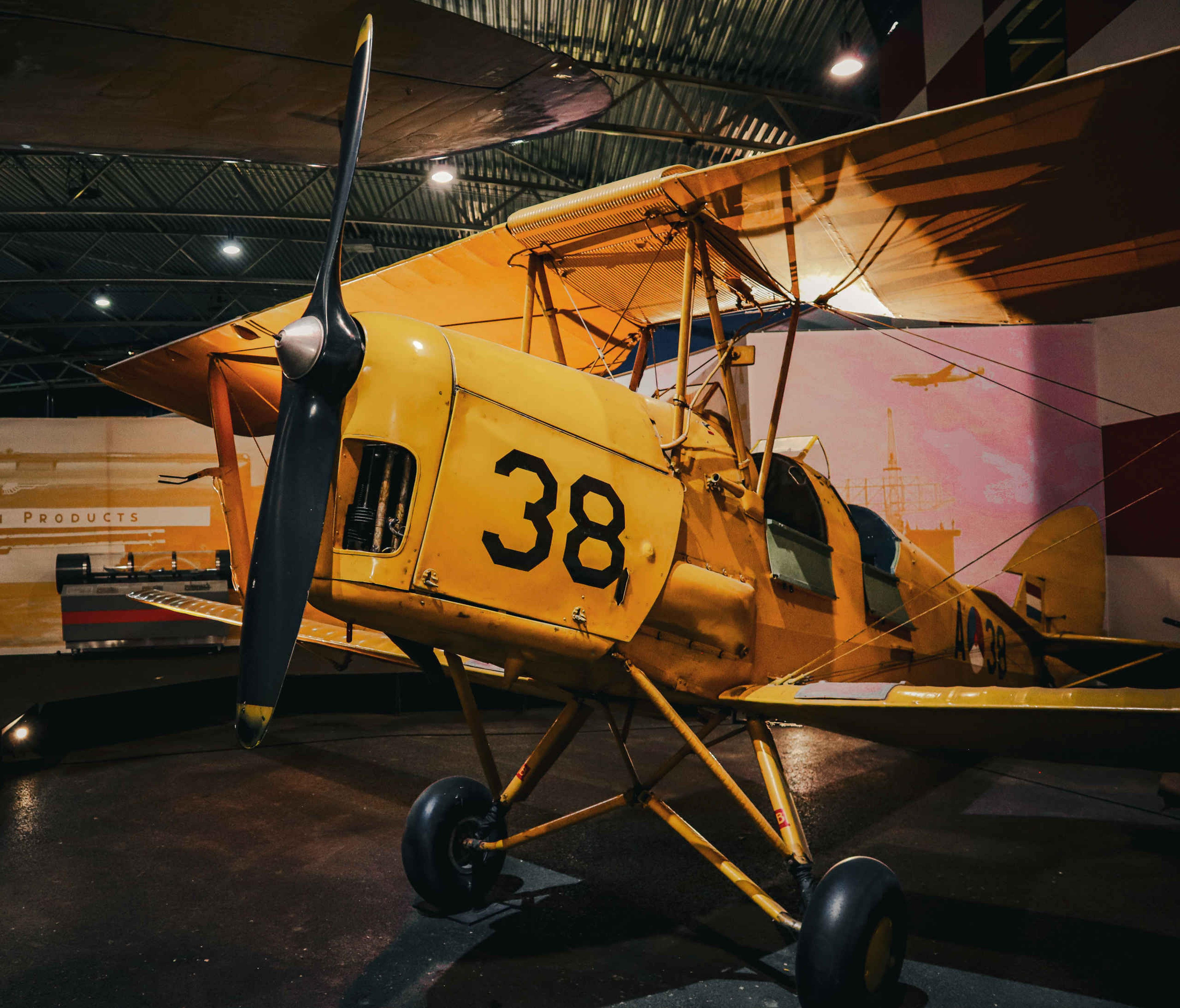 Een De Havilland Tiger Moth zijaanzicht in luchtvaartmuseum Aviodrome